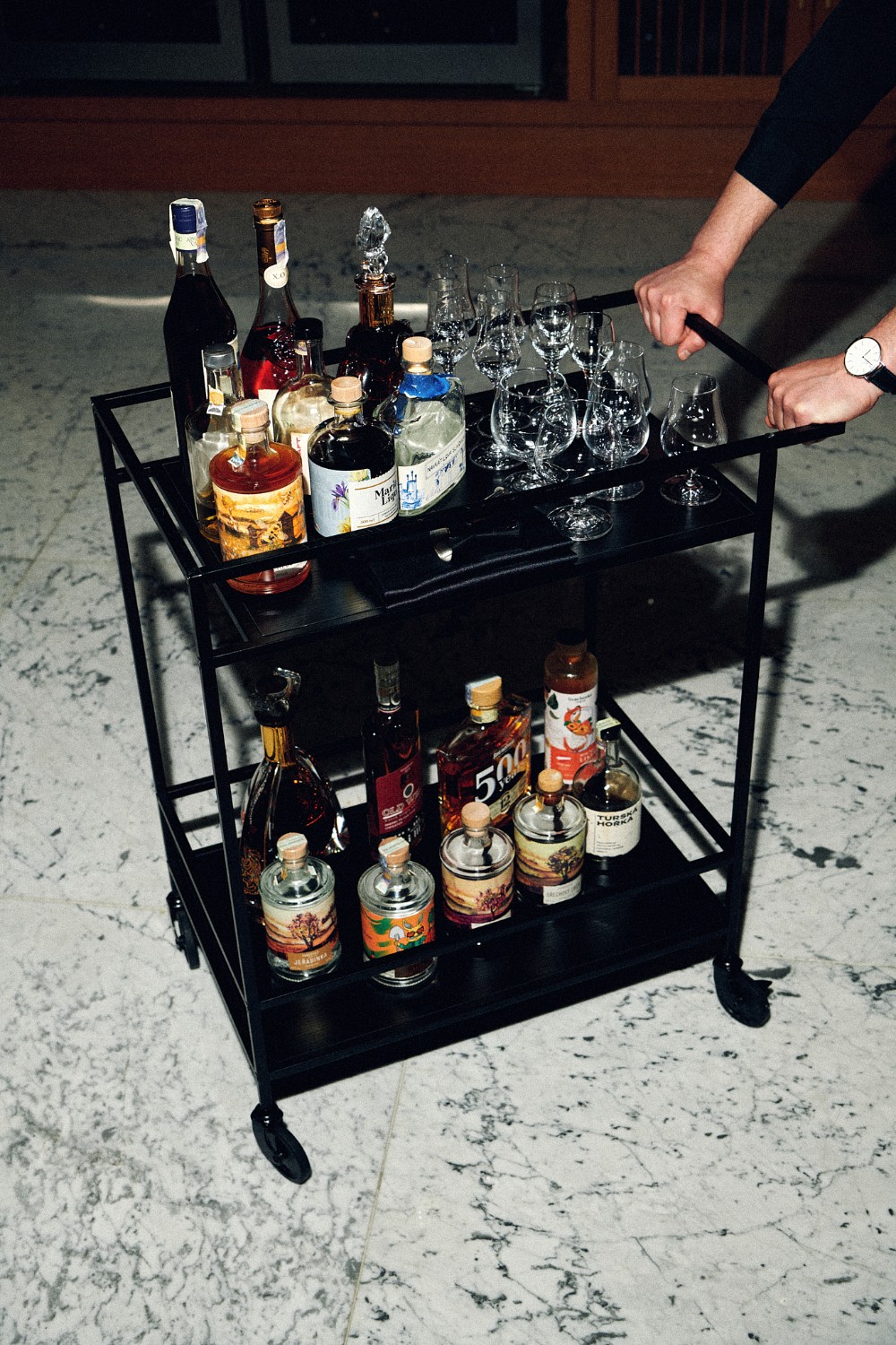 Chariot de bar avec bouteilles et verres
