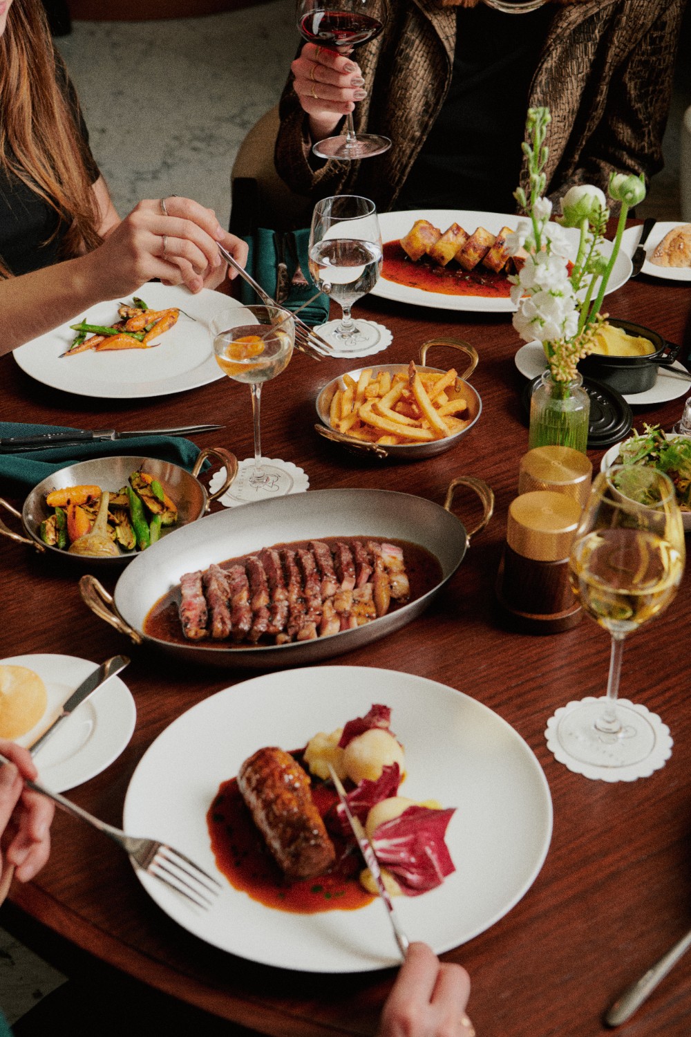 Table de restaurant avec steak, frites et vin