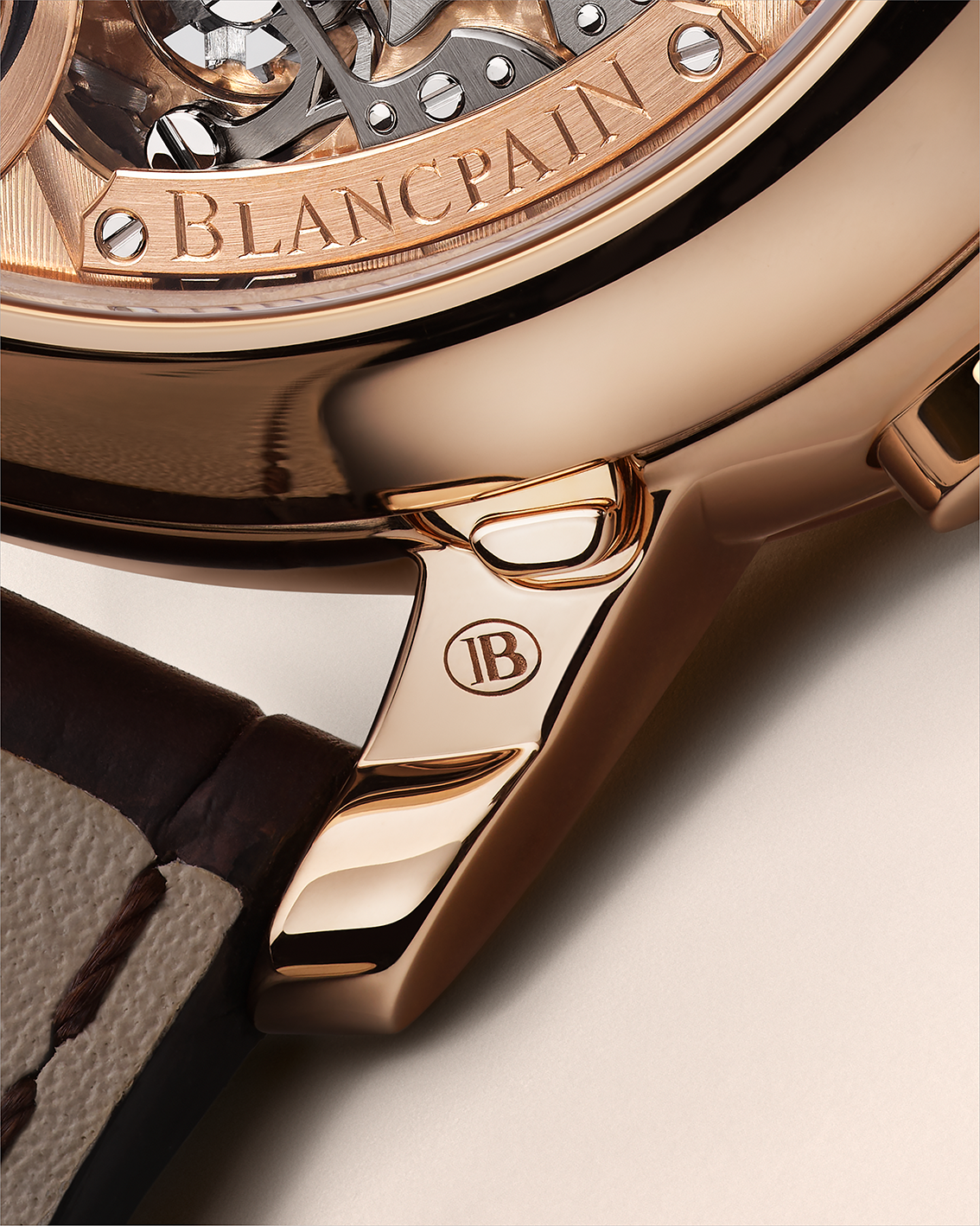 Gros plan d’une montre Blancpain en or rose