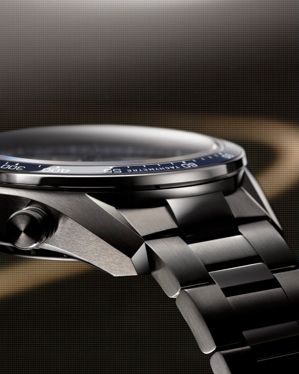Gros plan d’une montre-bracelet en acier brossé