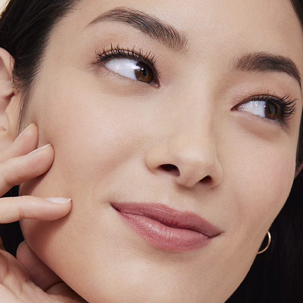 Gros plan visage femme peau lisse maquillage naturel