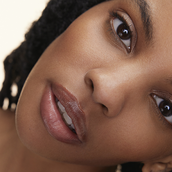Gros plan sur visage féminin maquillage naturel