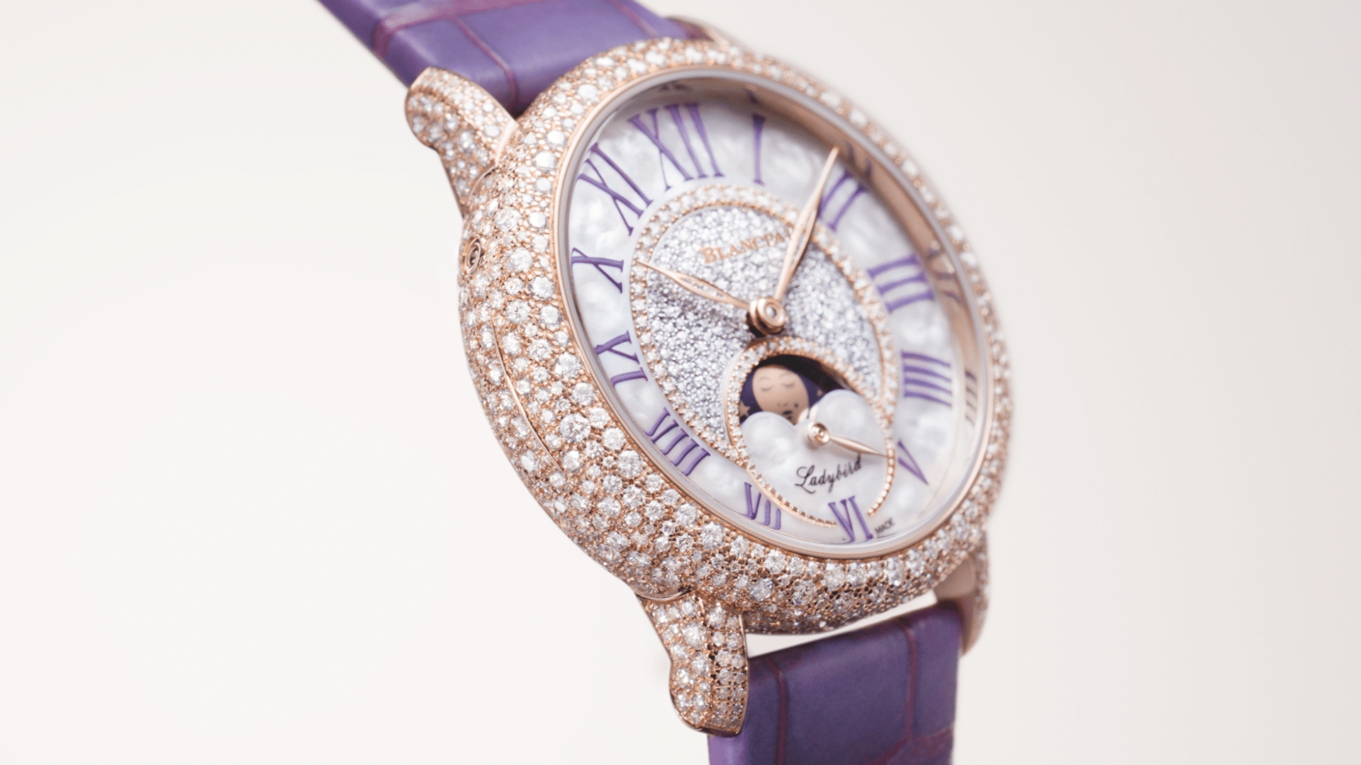Montre de luxe sertie de diamants violette