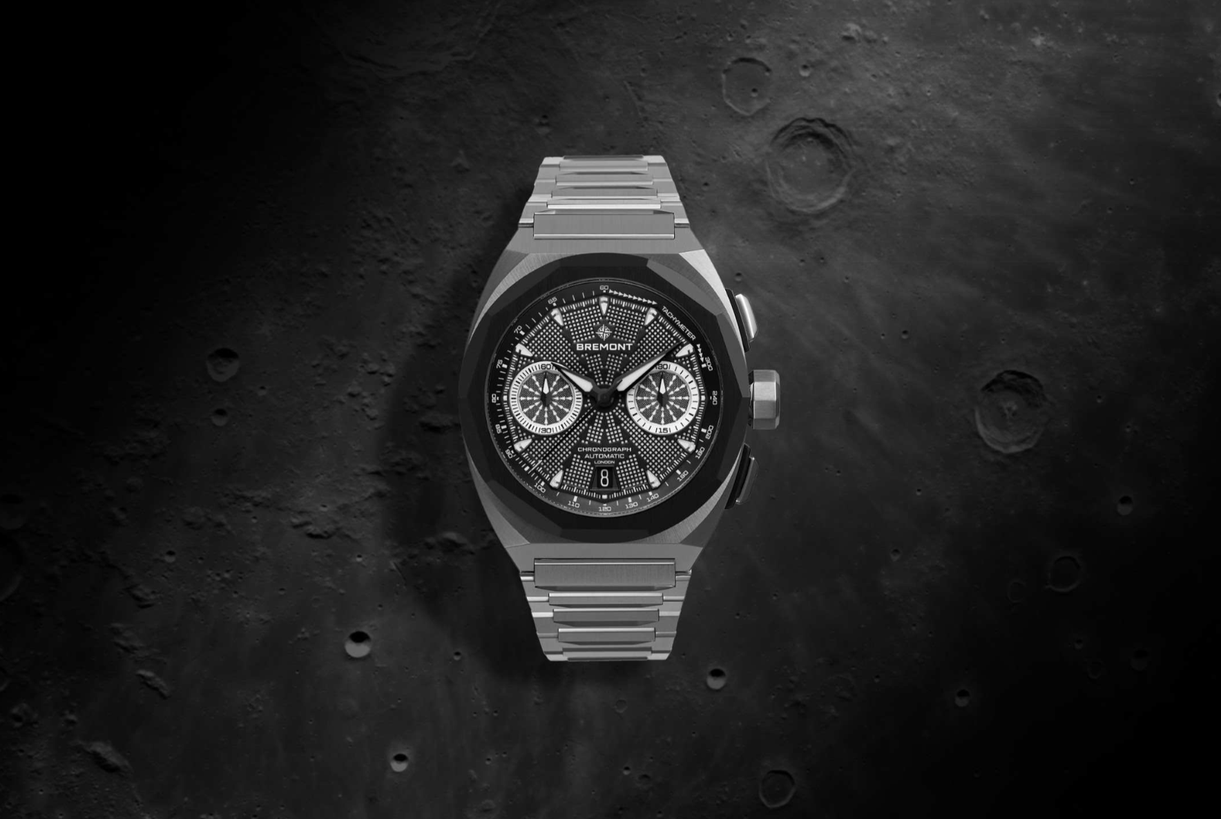 Montre chronographe Bremont sur fond de surface lunaire