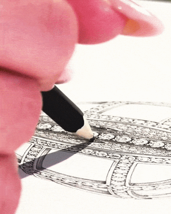 Main dessinant un motif circulaire détaillé au crayon