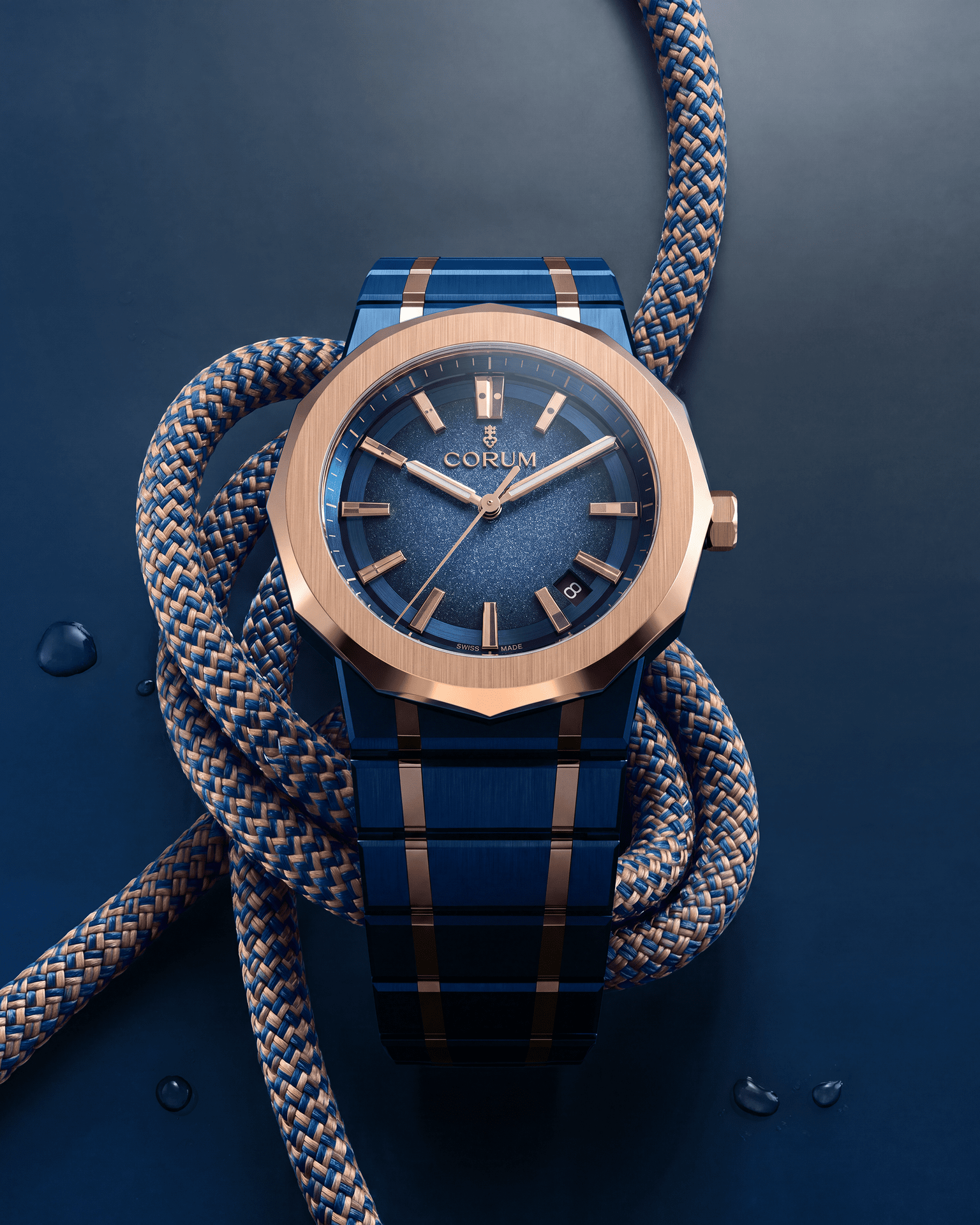 Montre Corum bleue et or entourée de cordages marins