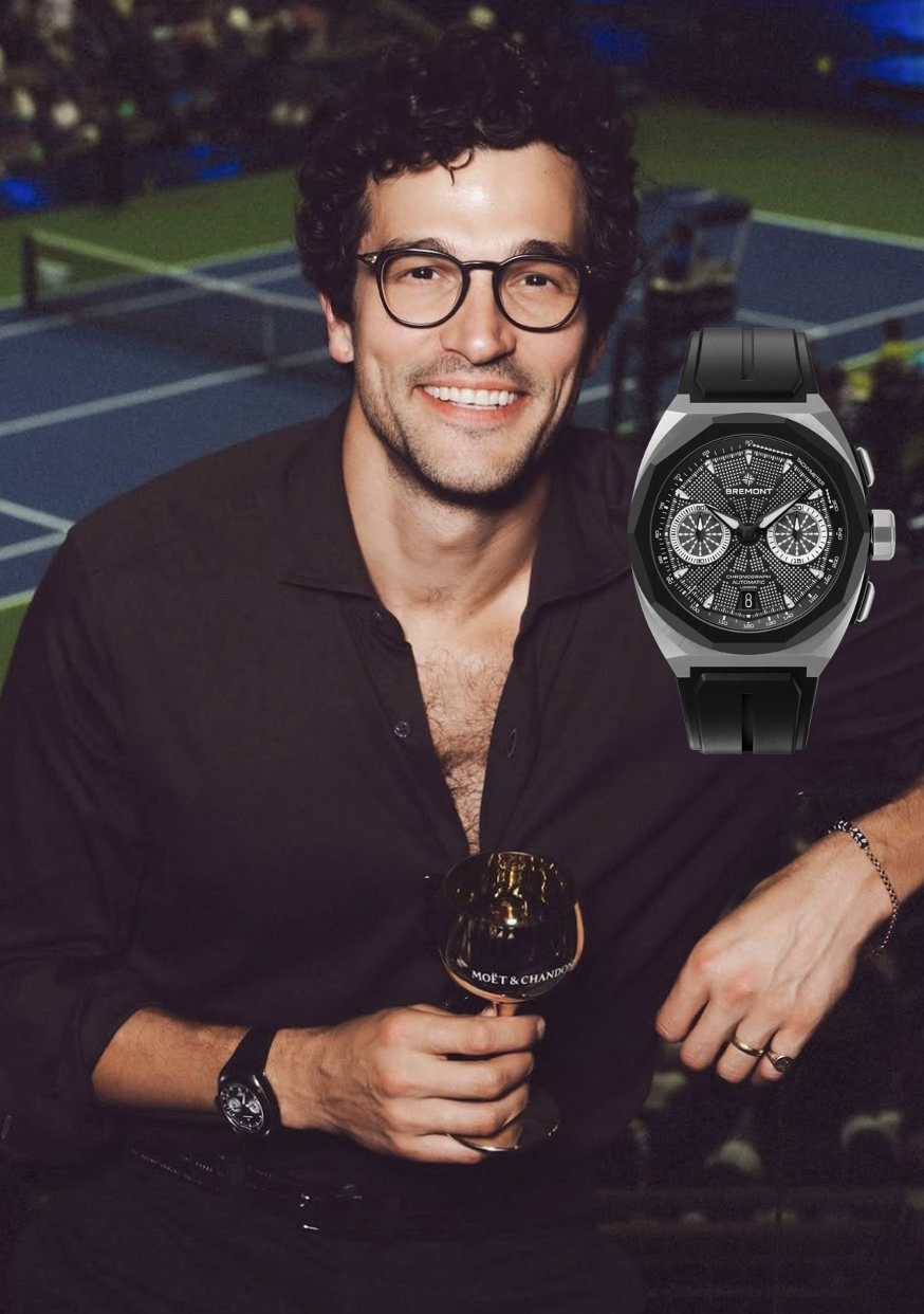 Homme souriant avec montre Bremont devant un court de tennis