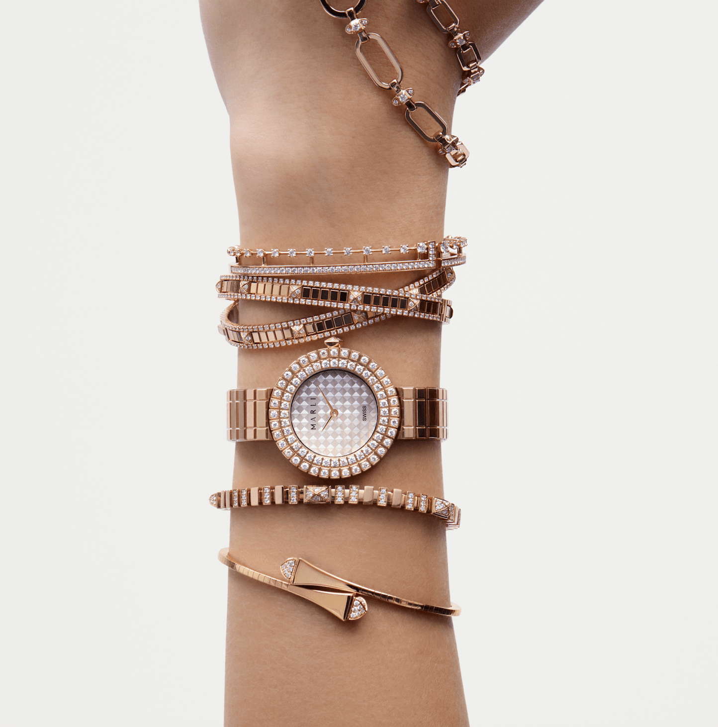 Montre et bracelets en or rose sertis