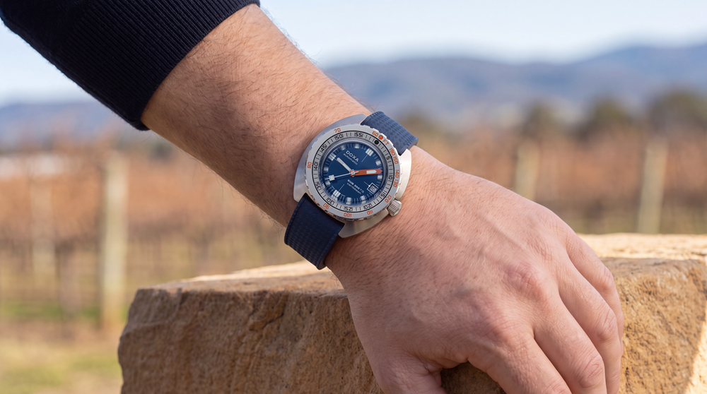Montre-bracelet bleue portée au poignet en extérieur