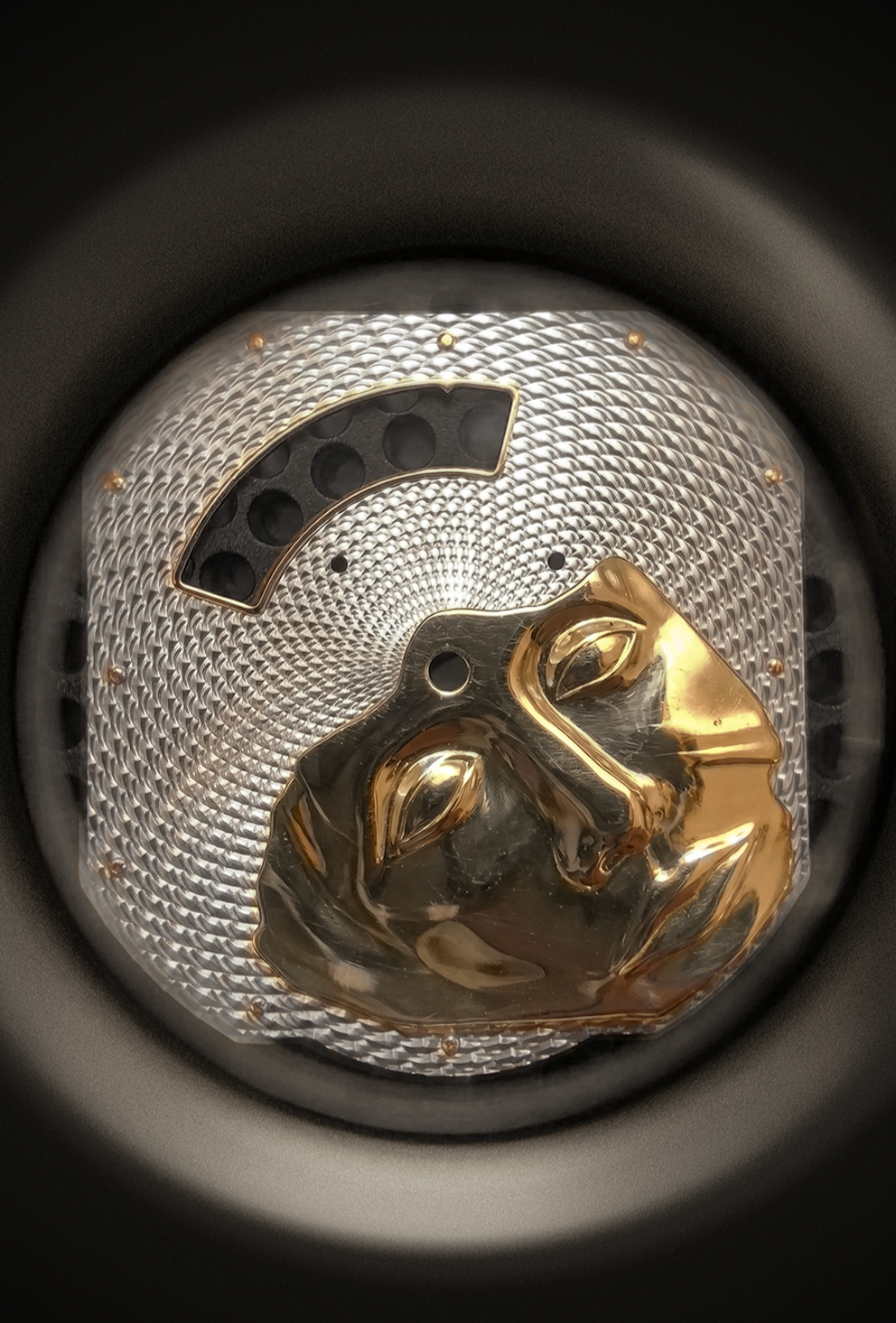 Casque de moto argenté et doré vu de dessus