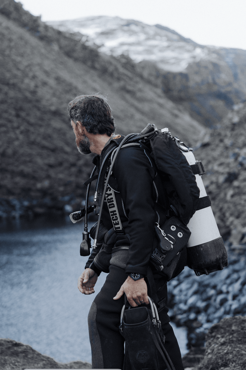 Plongeur équipé au bord d’un lac de montagne