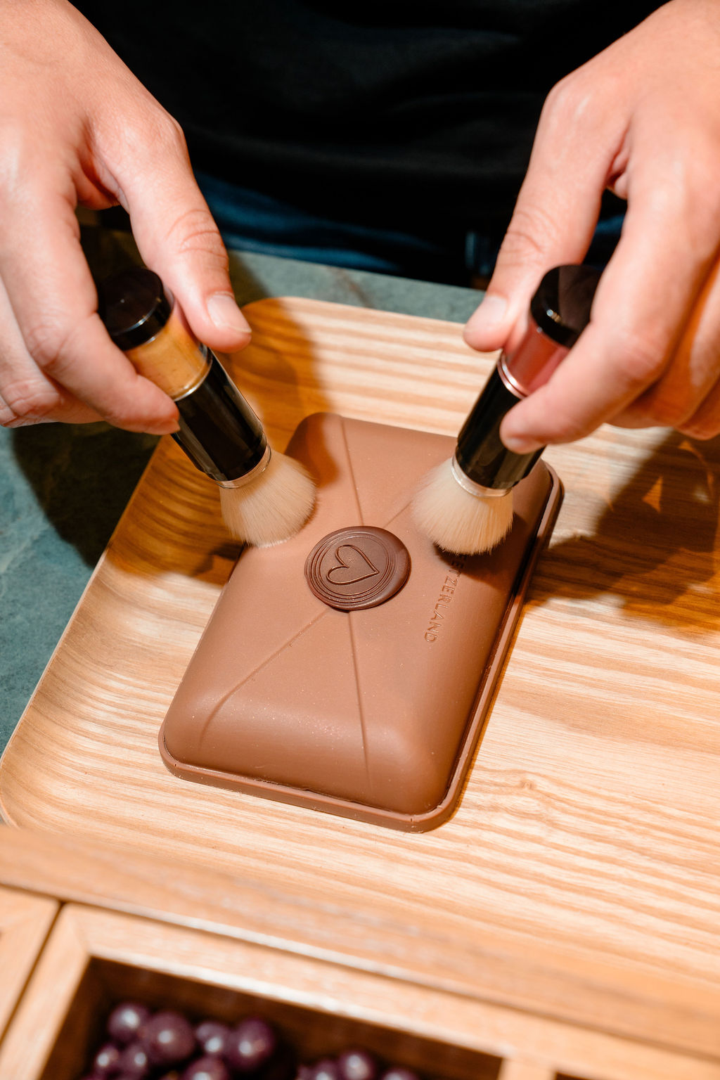 Pinceaux appliquant cacao sur moule en chocolat