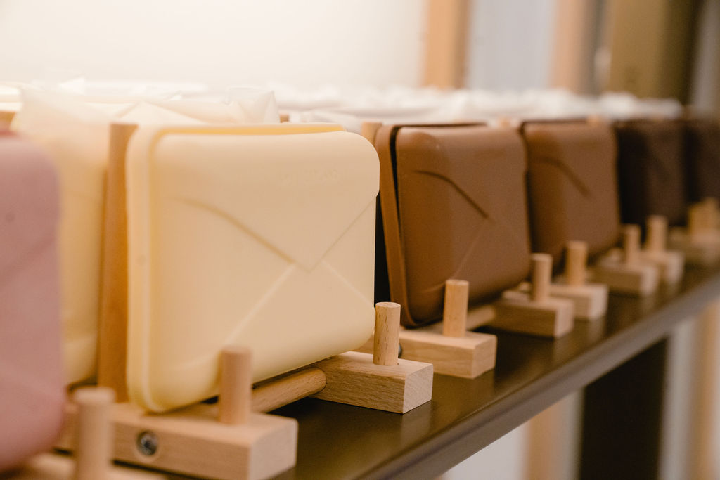 Savons artisanaux exposés sur supports en bois