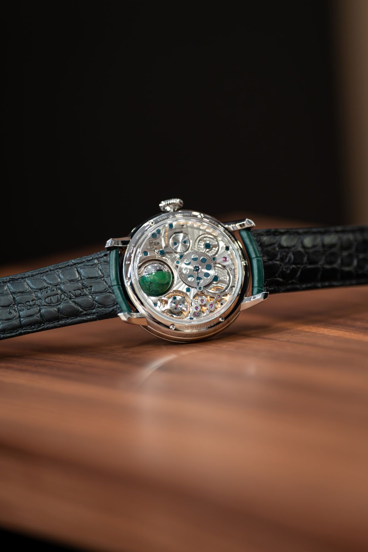 Montre mécanique de luxe au dos transparent