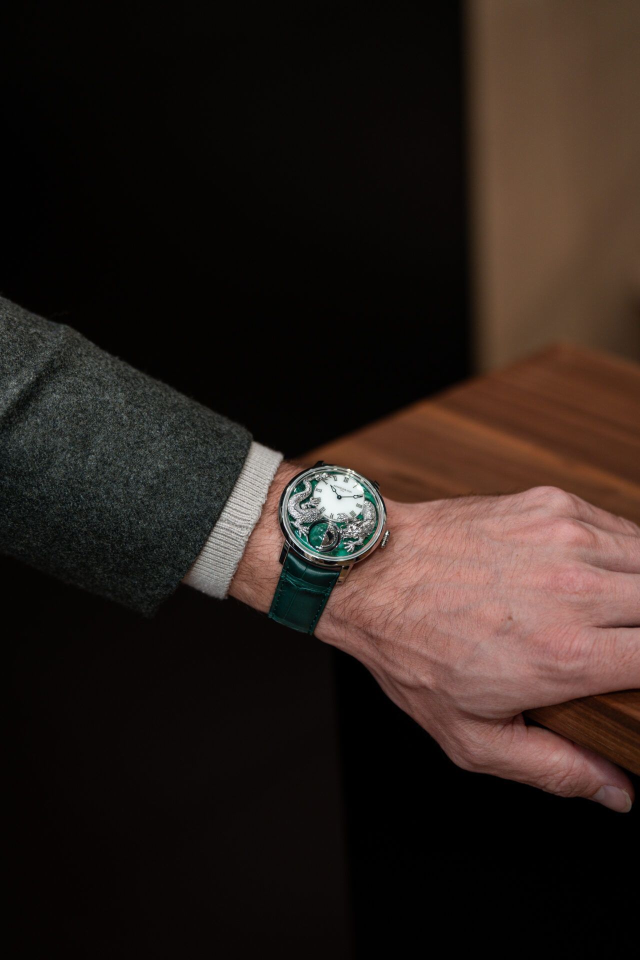 Montre de luxe verte au poignet masculin