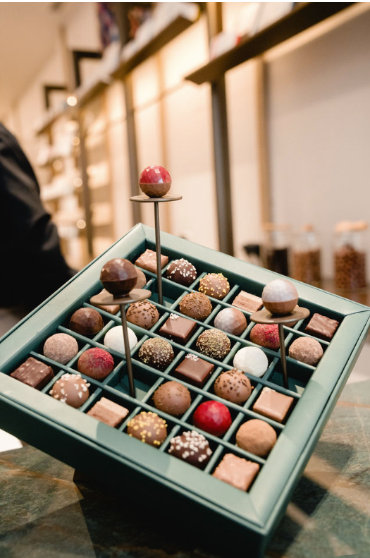 Boîte de chocolats artisanaux assortis en vitrine