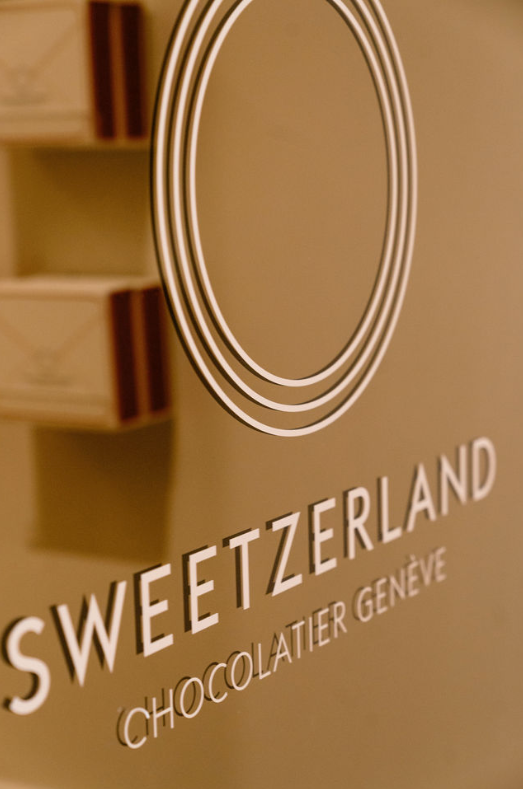 Vitrine Sweetzerland Chocolatier Genève avec logo