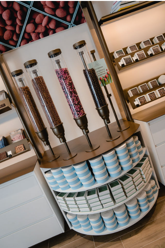 Distributeurs transparents de chocolats dans boutique moderne
