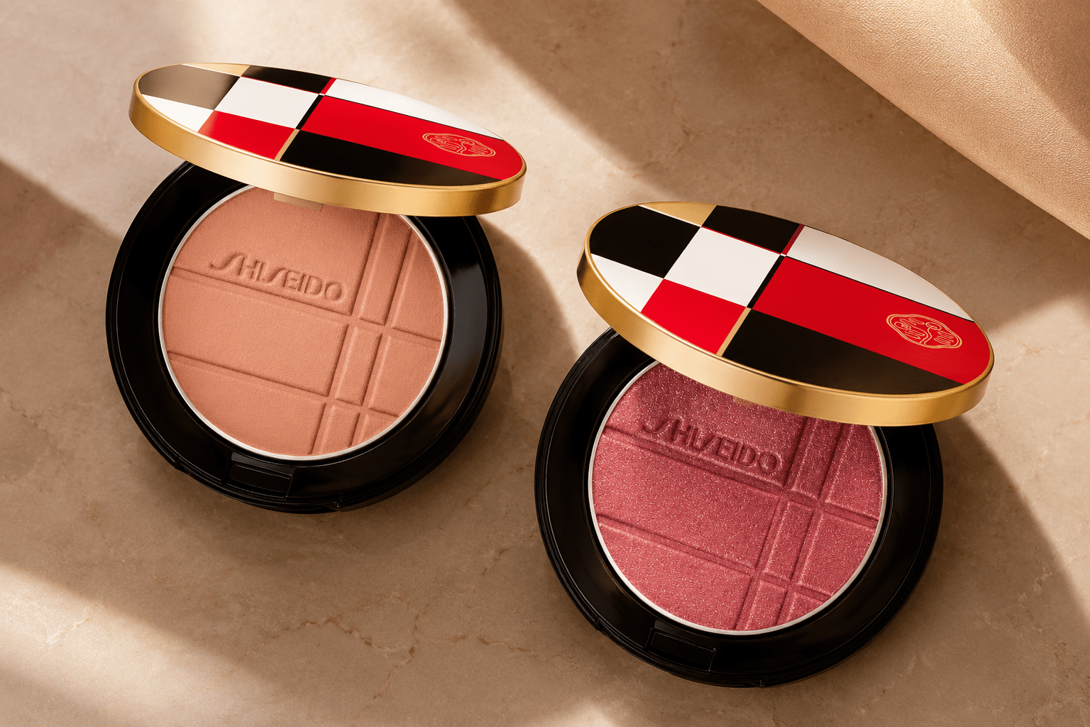Deux boîtiers de maquillage Shiseido ouverts