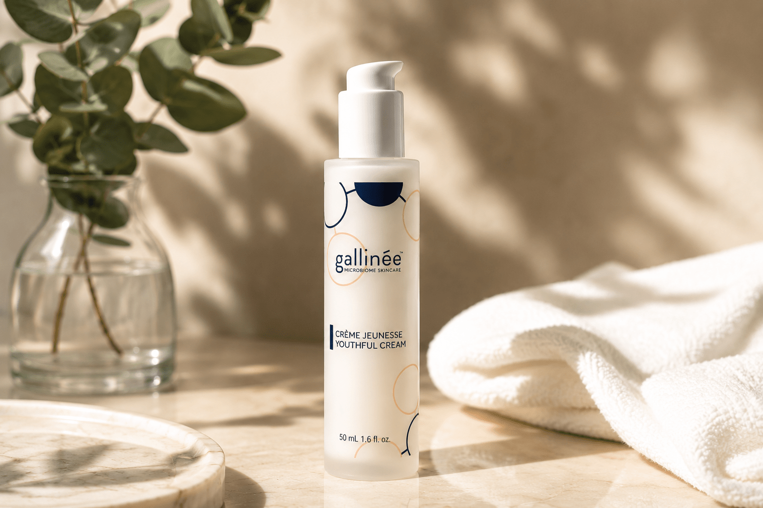 Flacon de crème visage Gallinée sur marbre