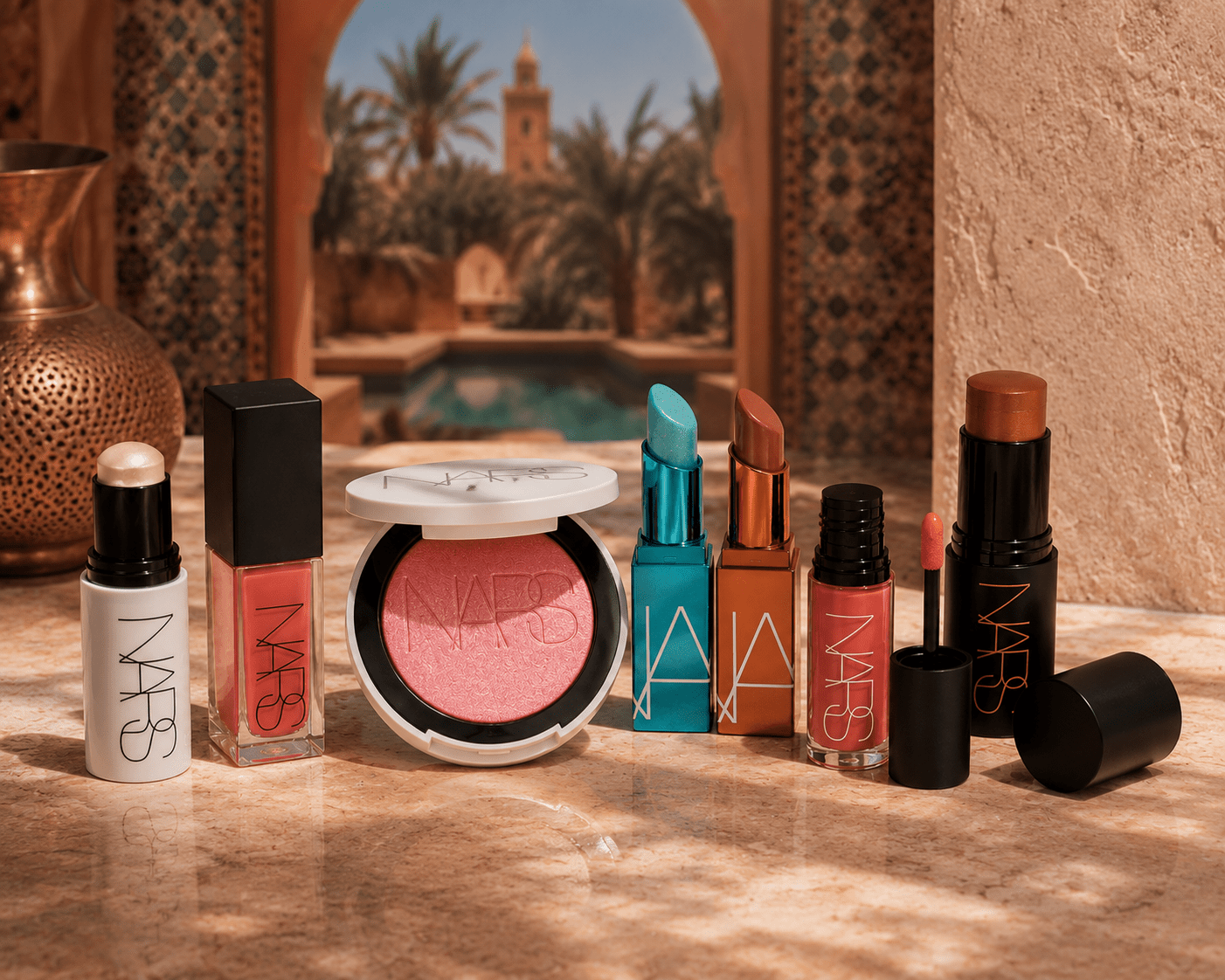 Produits de maquillage NARS sur comptoir en marbre