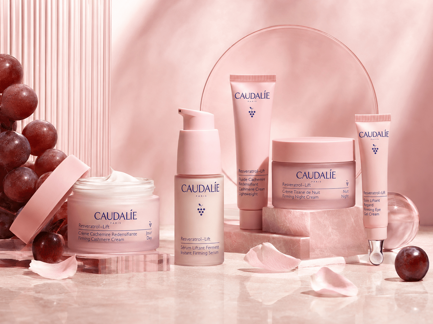 Produits Caudalie Resveratrol-Lift sur fond rose élégant