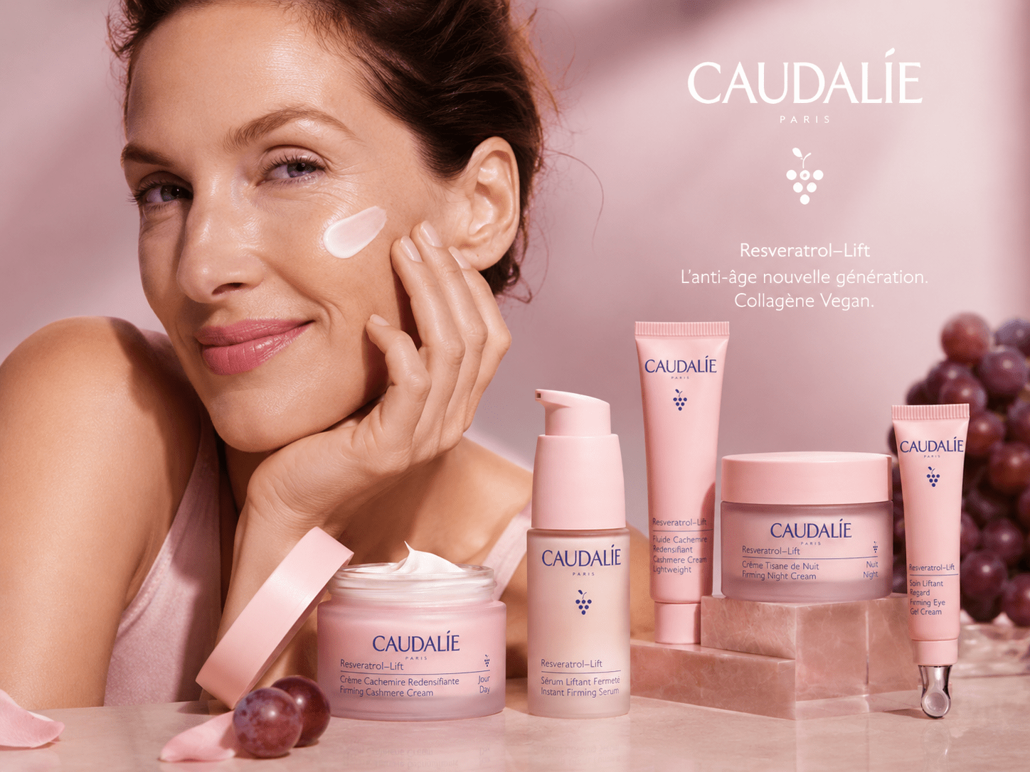 Femme appliquant crème visage Caudalie Resveratrol-Lift