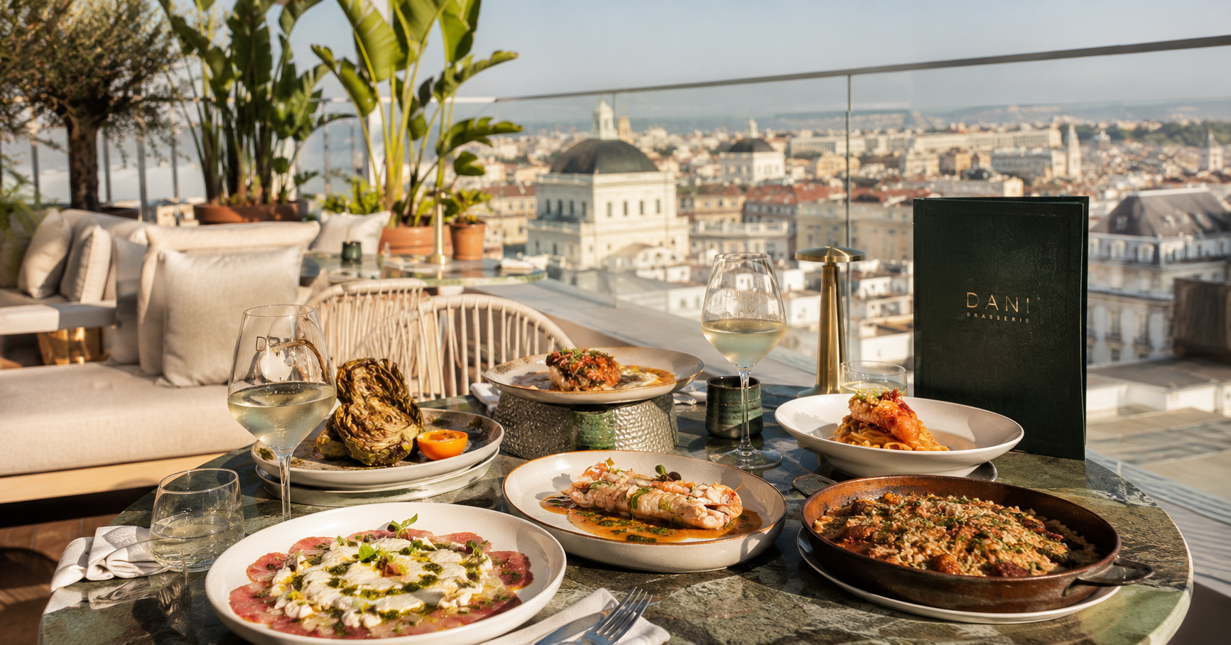 Table gastronomique sur rooftop avec vue urbaine