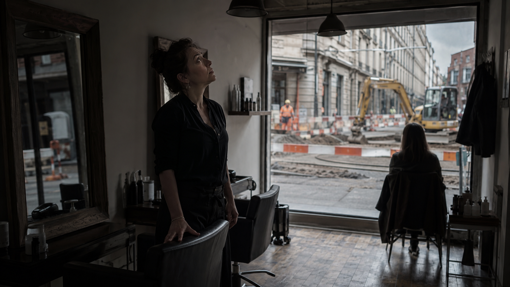 Salon de coiffure face à des travaux urbains