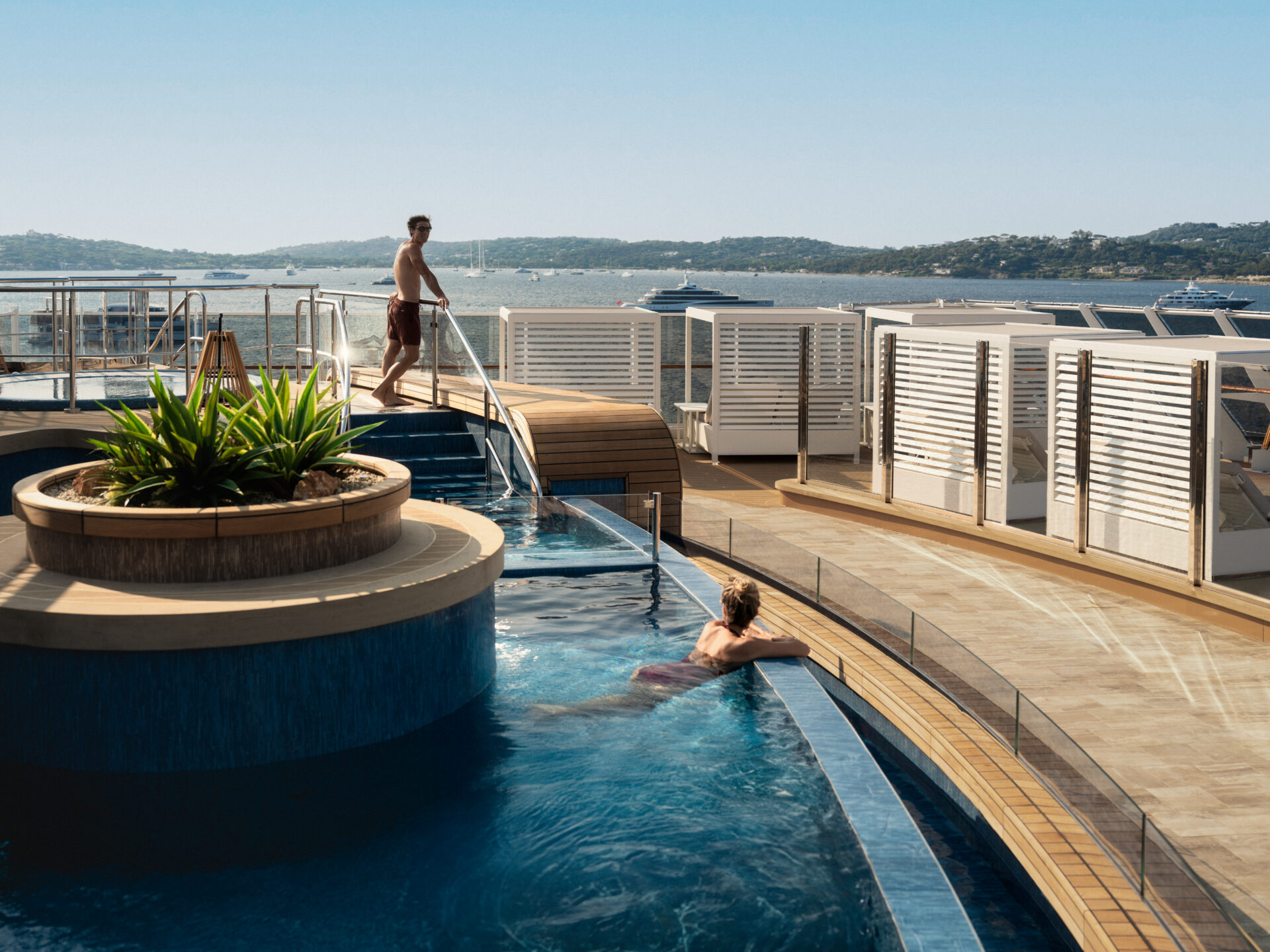 Piscine de yacht de luxe face à la mer