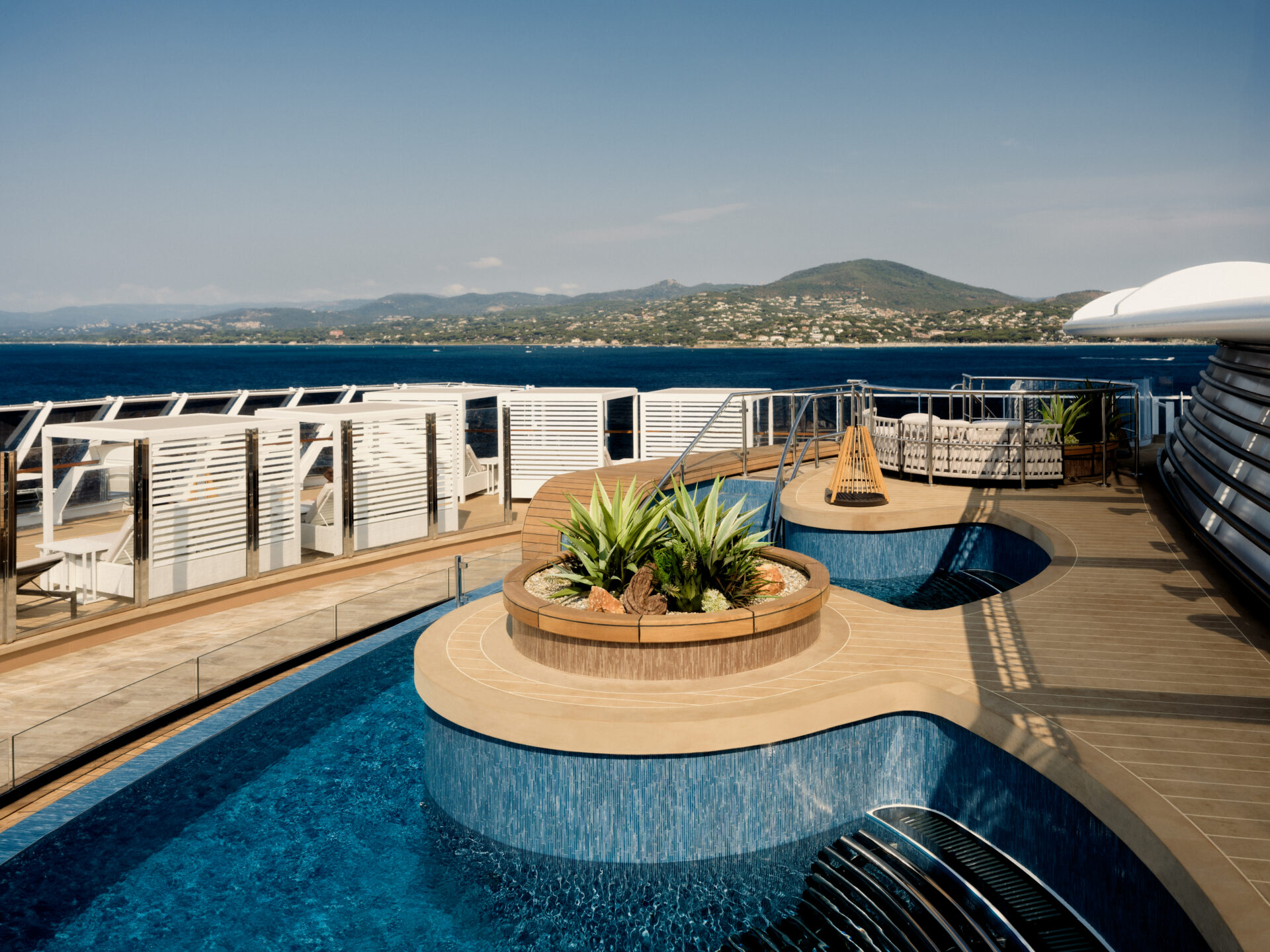 Pont de yacht de luxe avec piscine vue mer