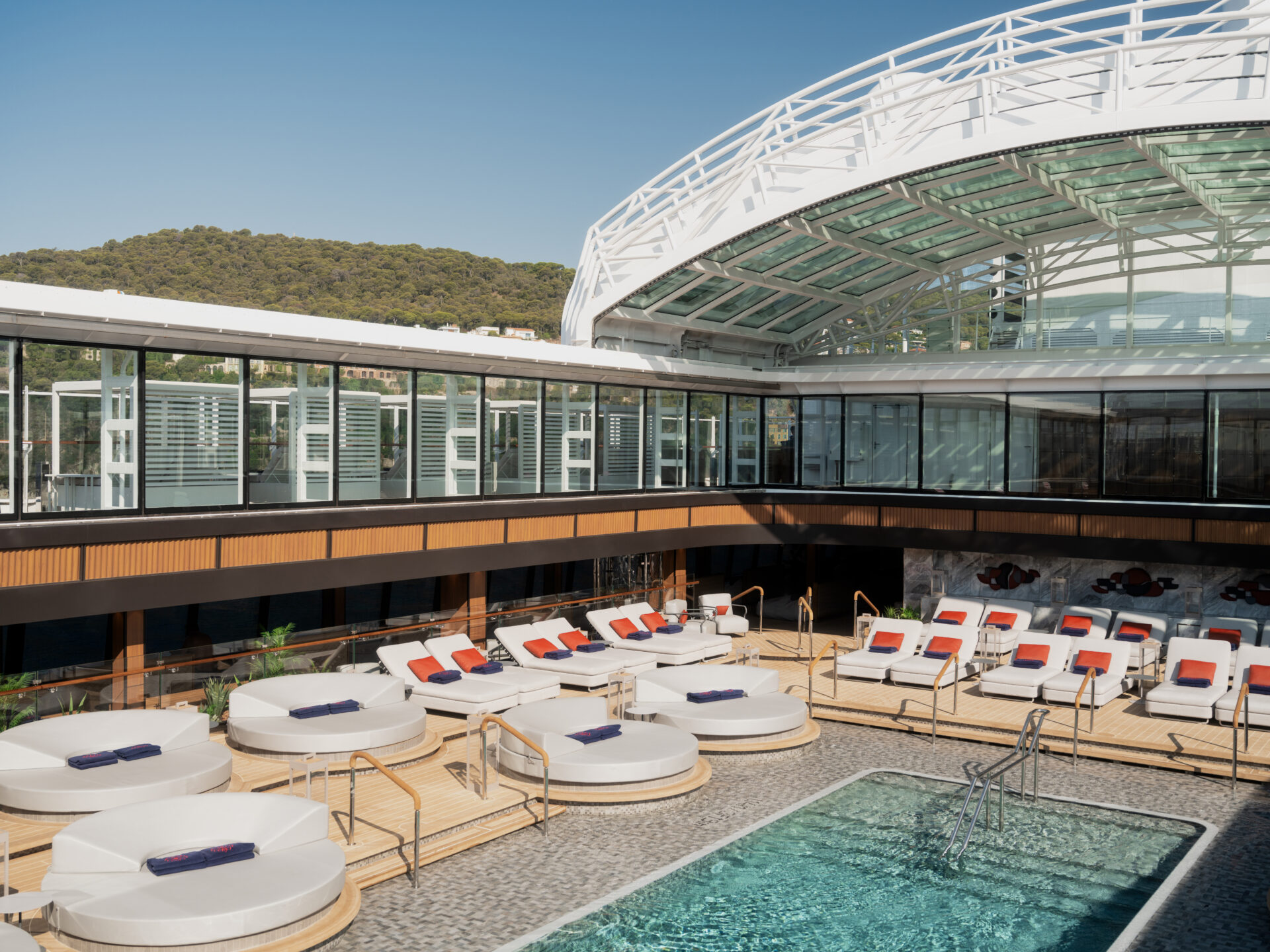 Piscine sur rooftop avec transats circulaires modernes