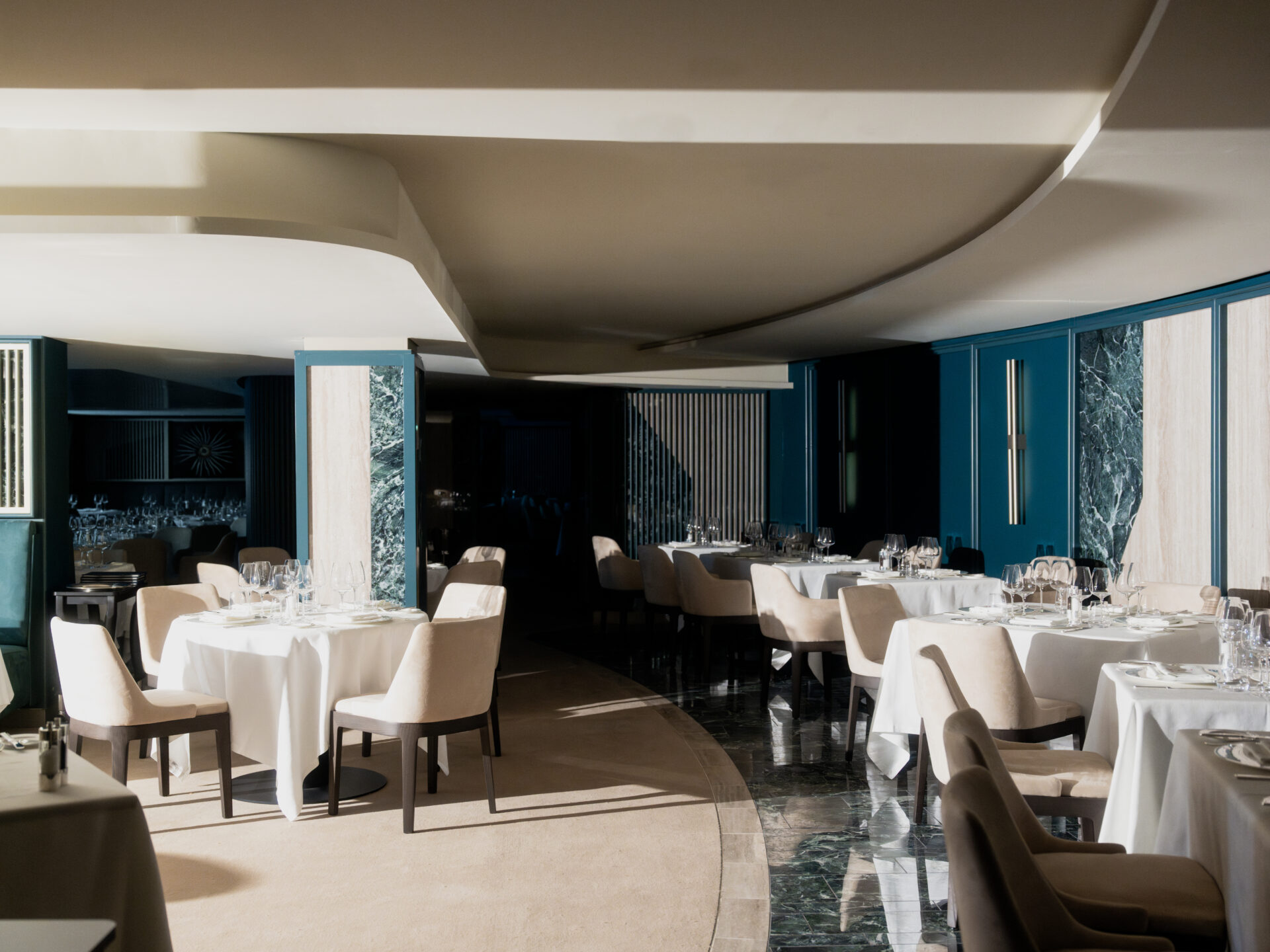 Salle de restaurant élégante aux tables dressées