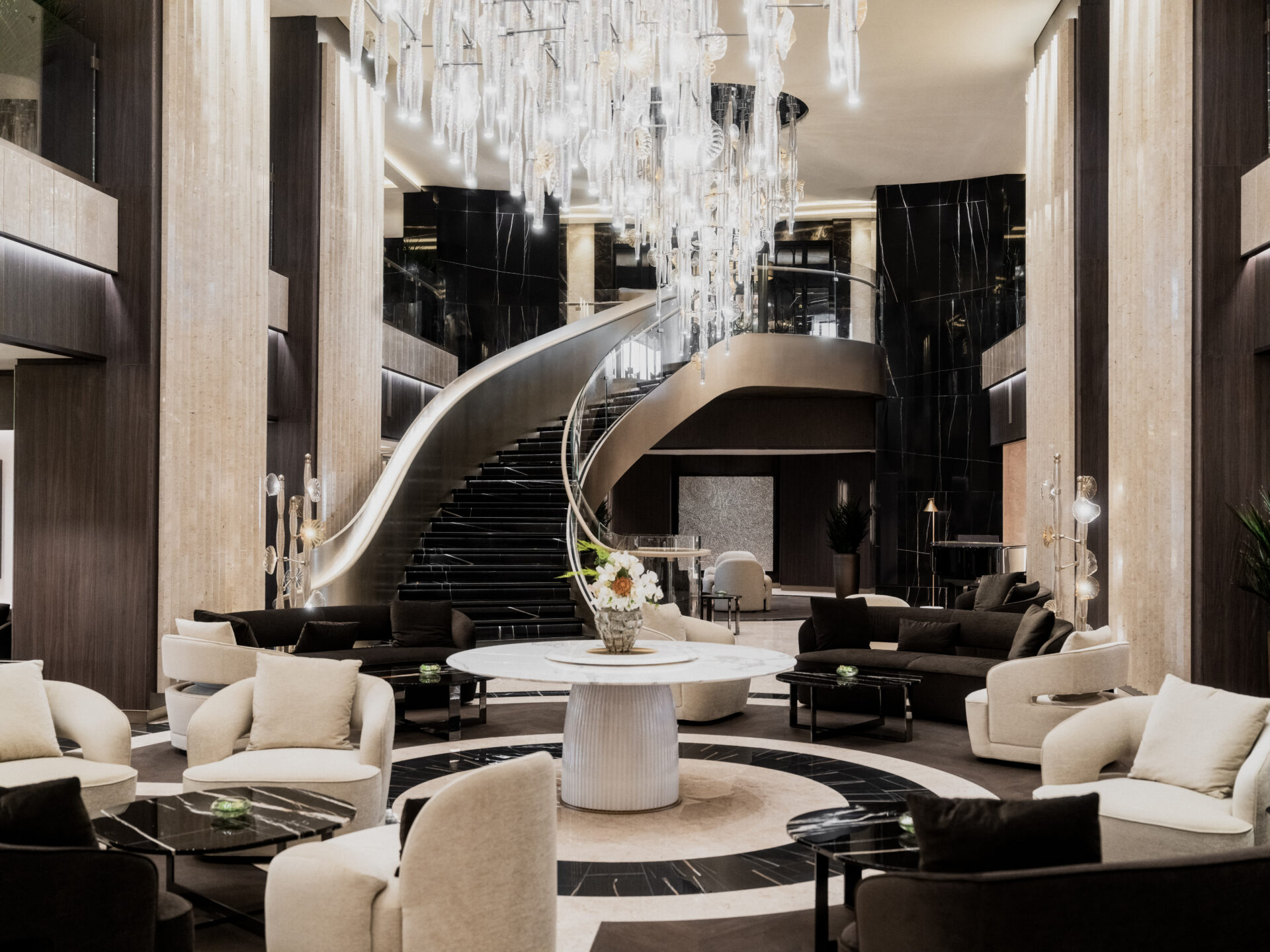 Hall d’hôtel luxueux avec escalier monumental