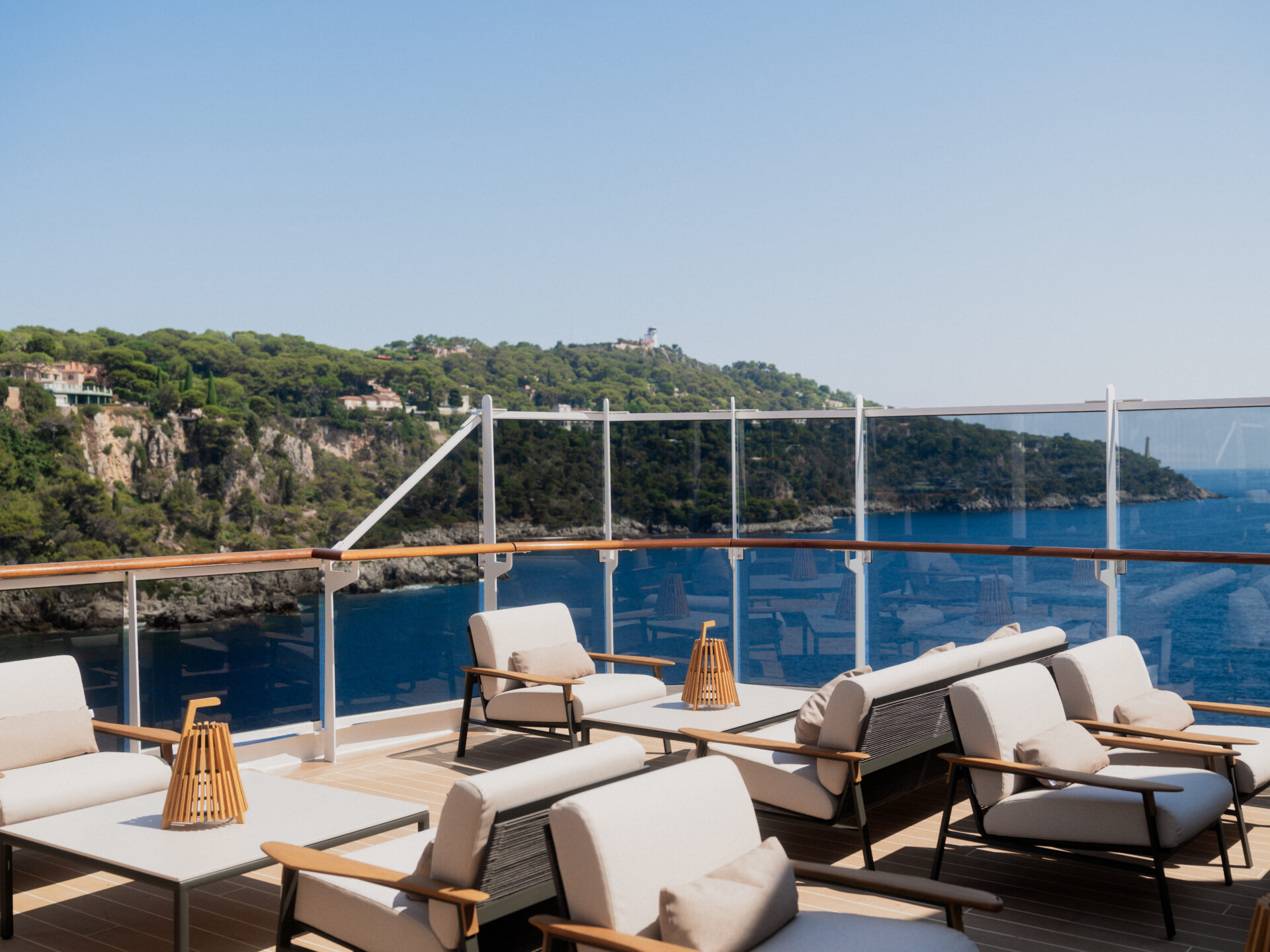 Terrasse de bateau avec vue sur côte rocheuse