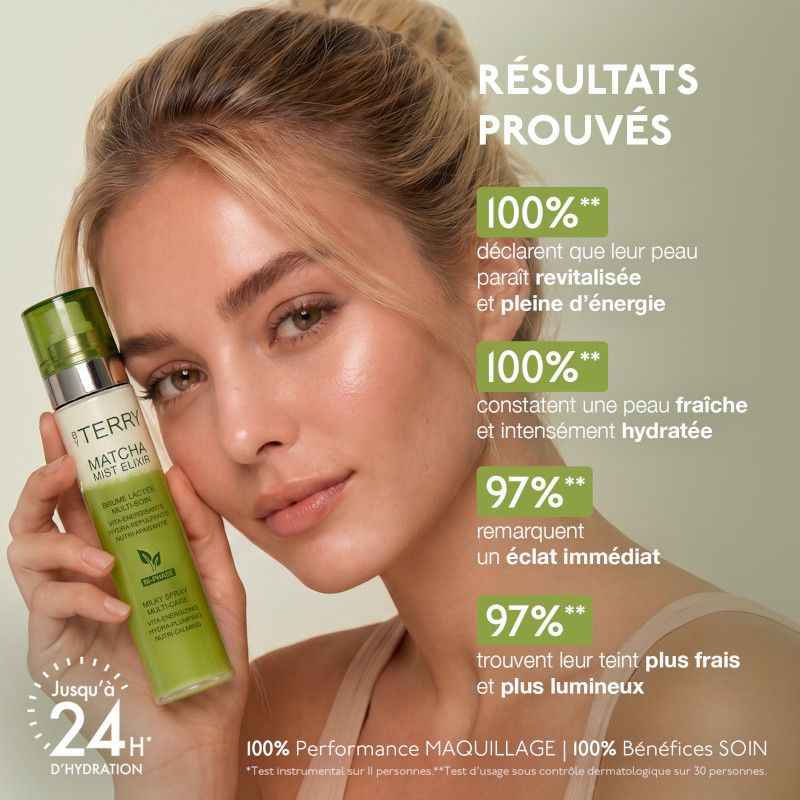 Femme souriante tenant un flacon vert de soin visage