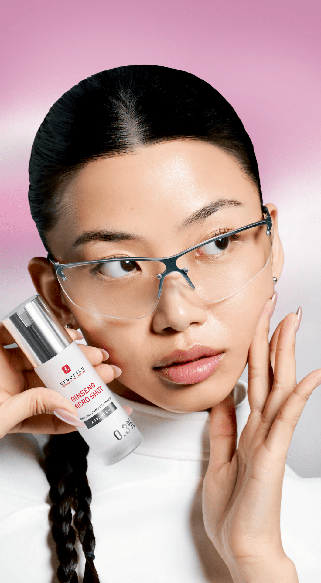 Femme présentant sérum Ginseng Micro Shot