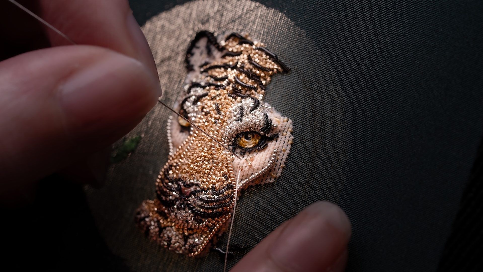 Broderie artisanale d’un tigre avec fil doré