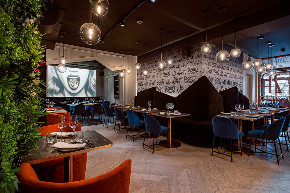 Intérieur moderne de restaurant avec luminaires suspendus