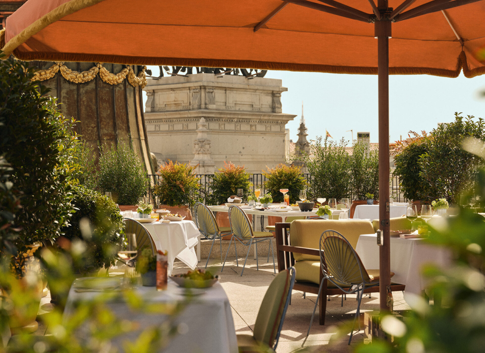 Terrasse élégante avec vue sur monument parisien
