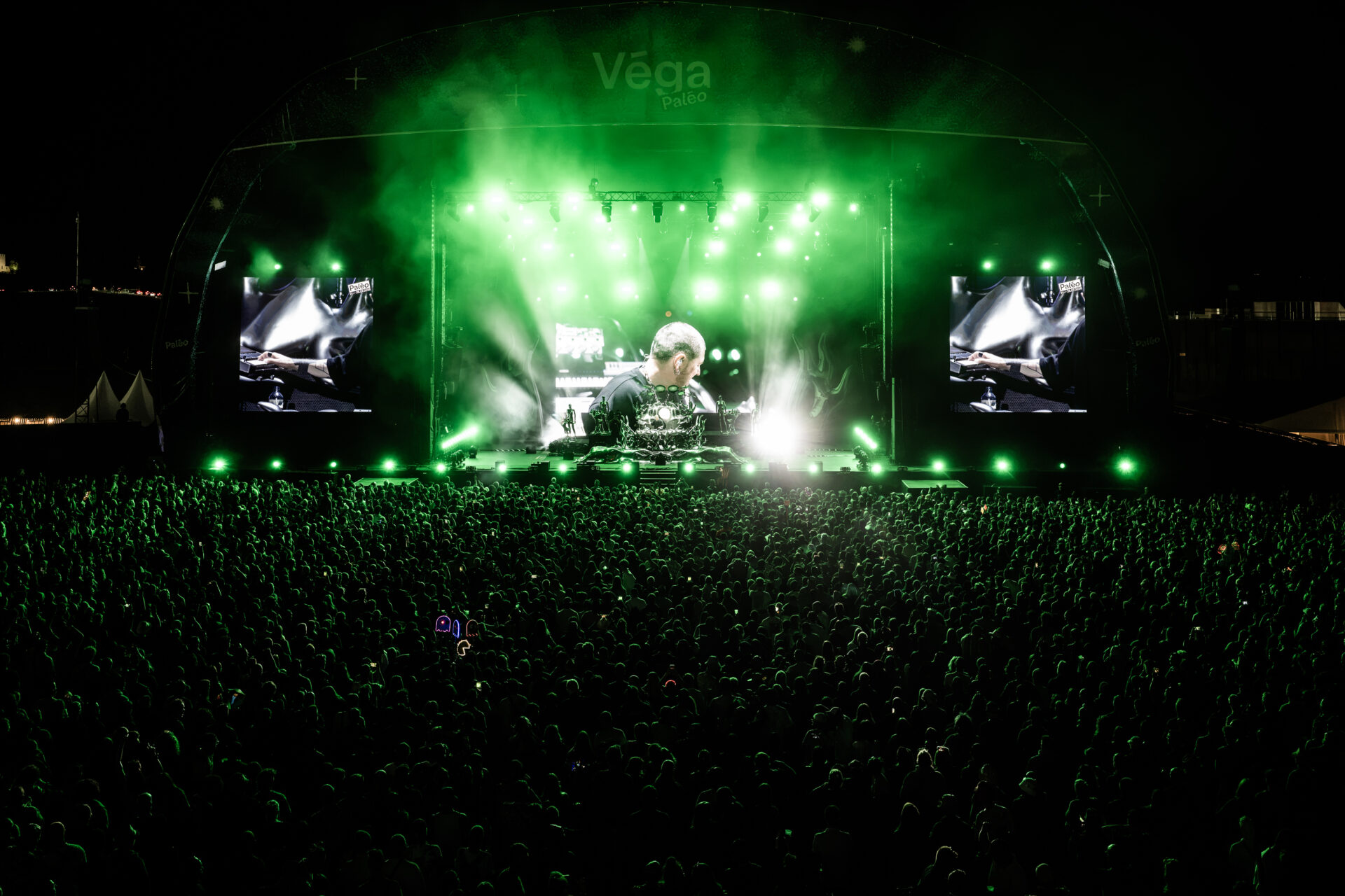 Concert nocturne avec foule et éclairages verts