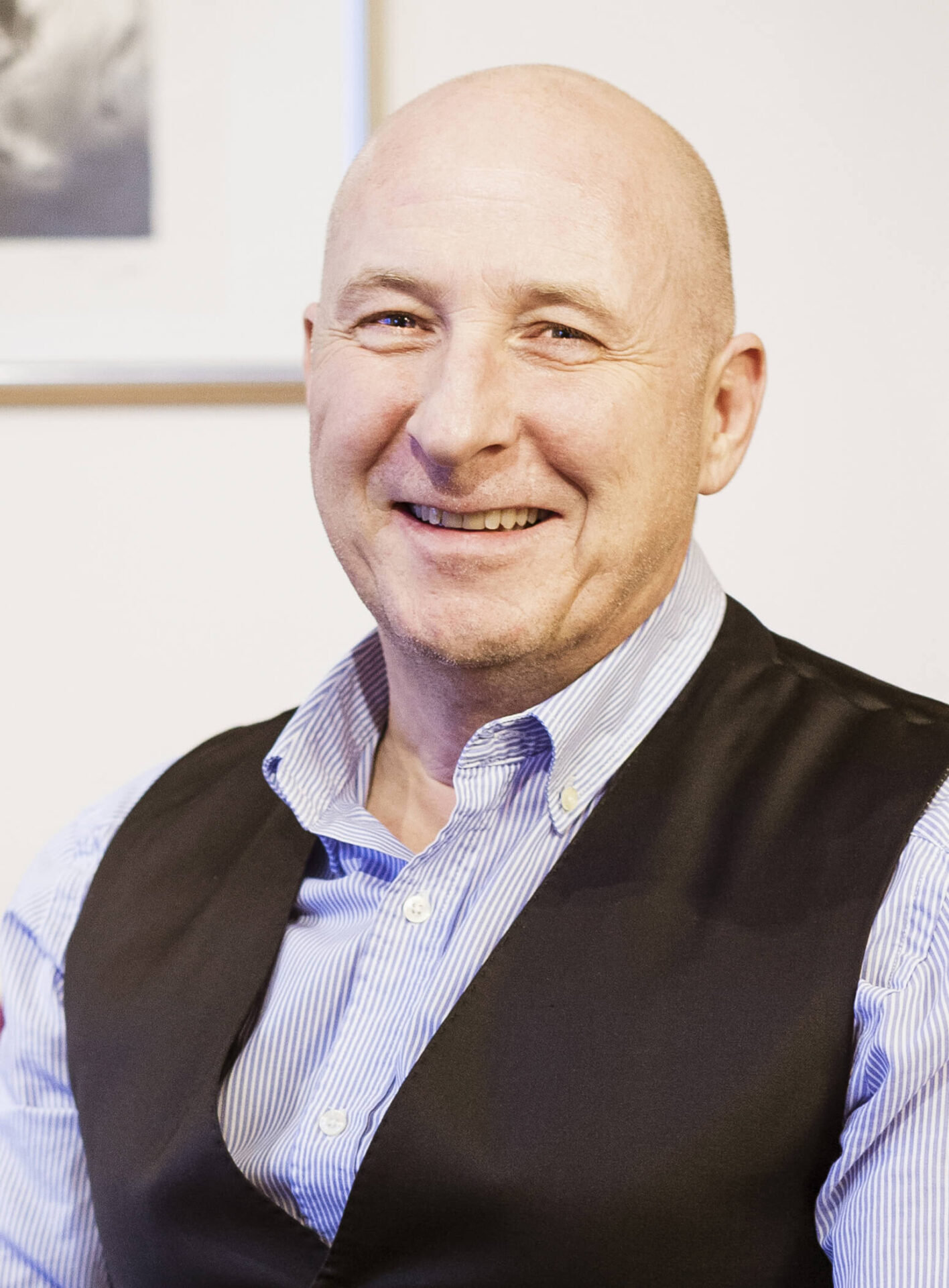 Portrait d’homme souriant en chemise rayée