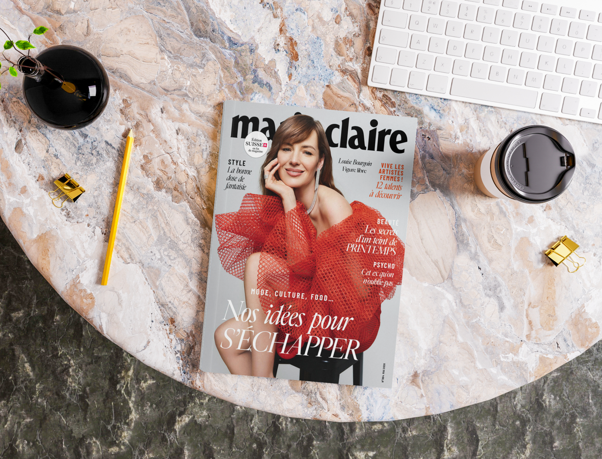 Magazine Marie Claire sur table en marbre