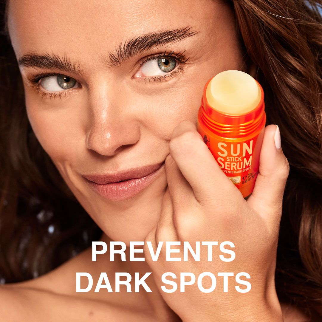 Femme appliquant stick solaire anti-taches orange