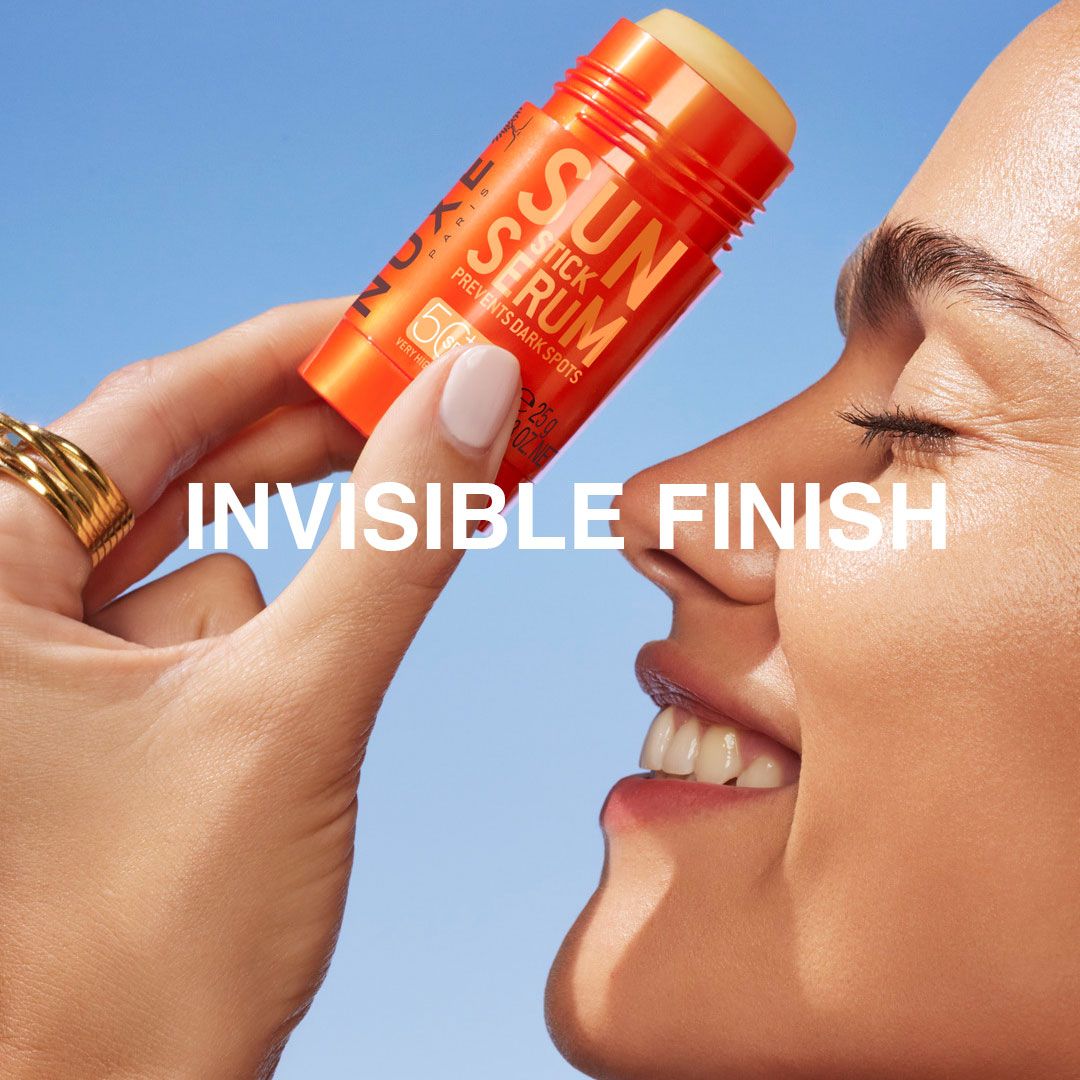 Application d’un stick solaire SPF 50+ visage