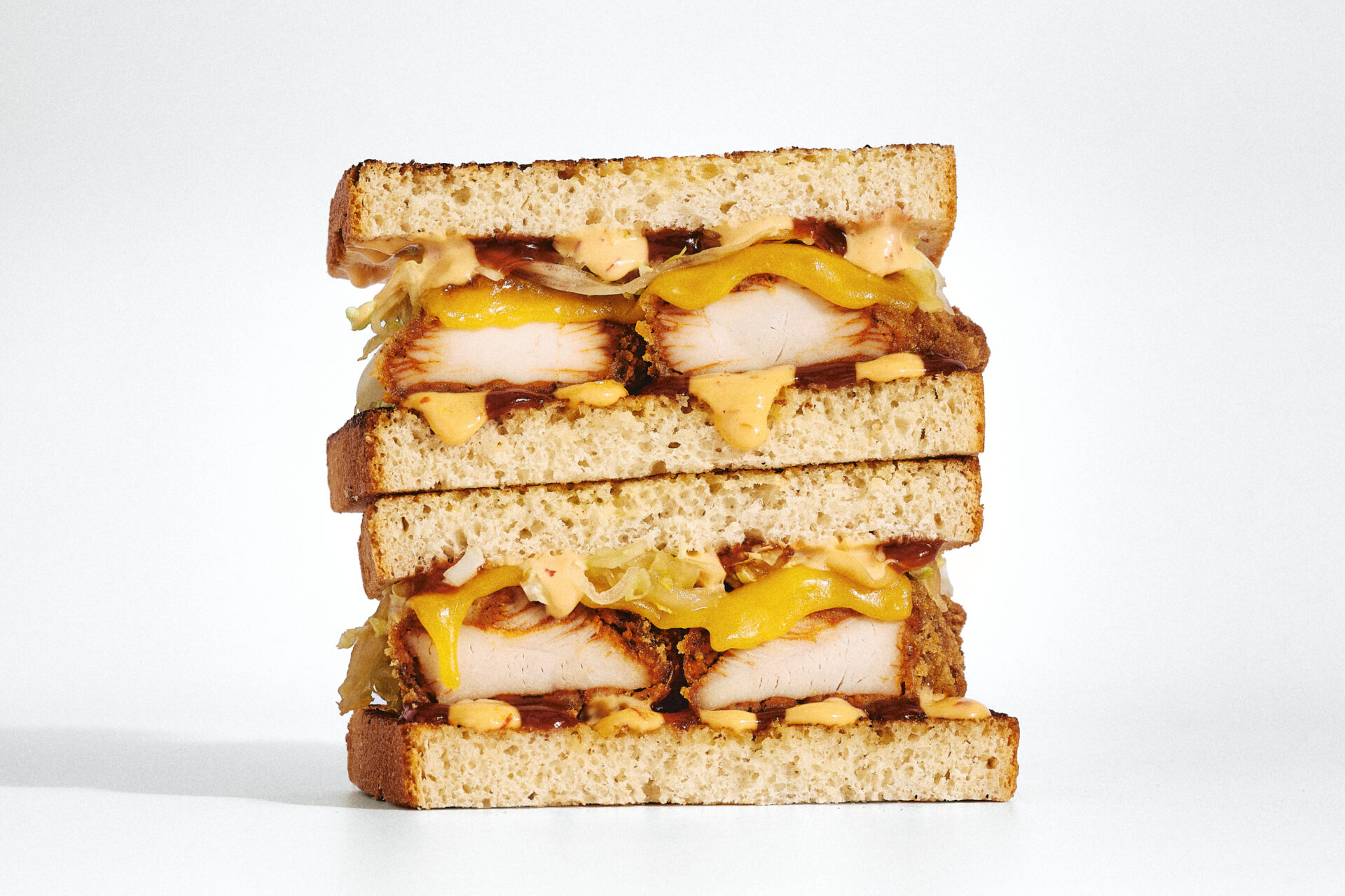 Sandwich au poulet frit et fromage fondu