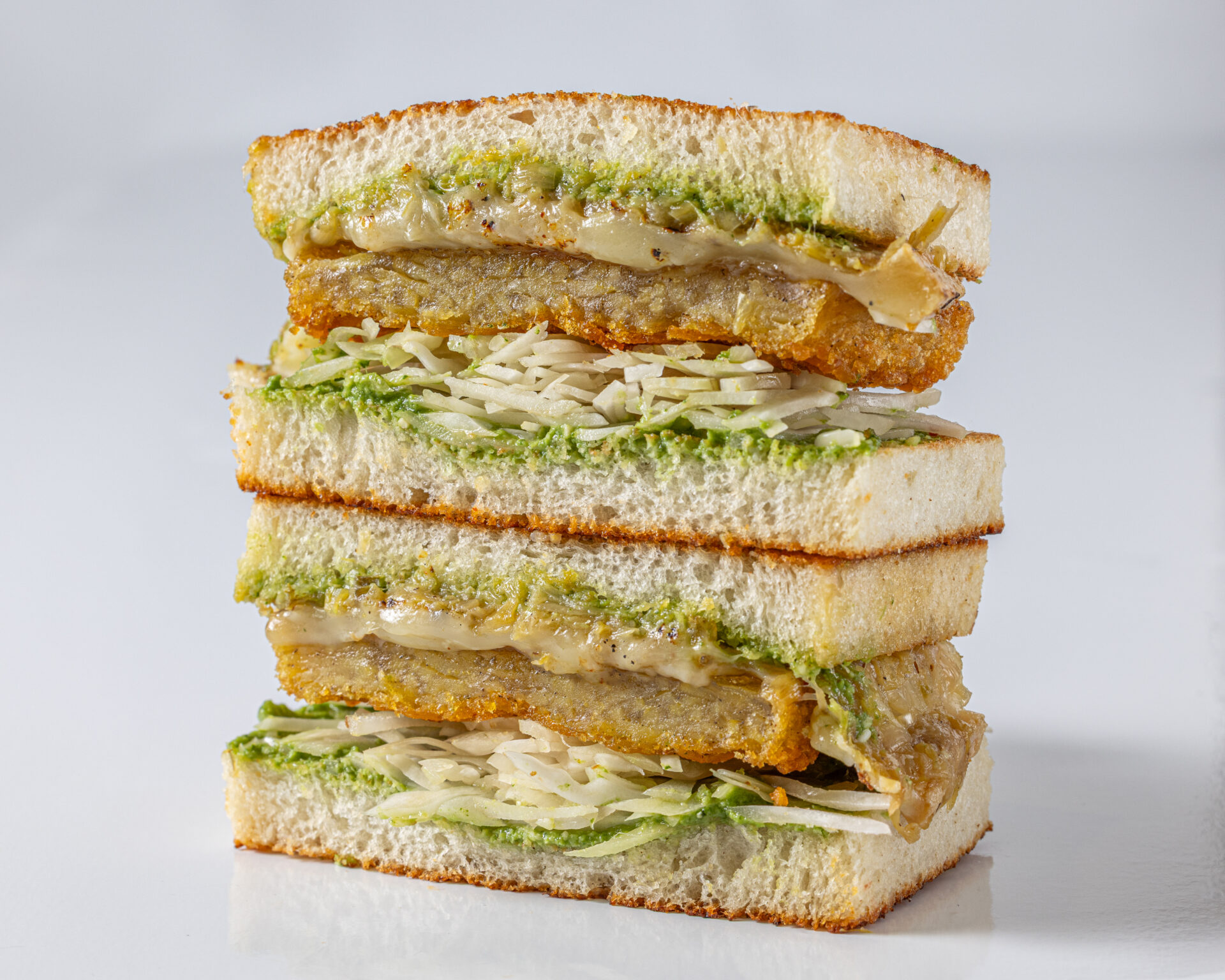 Sandwich empilé aubergine panée, pesto et fromage