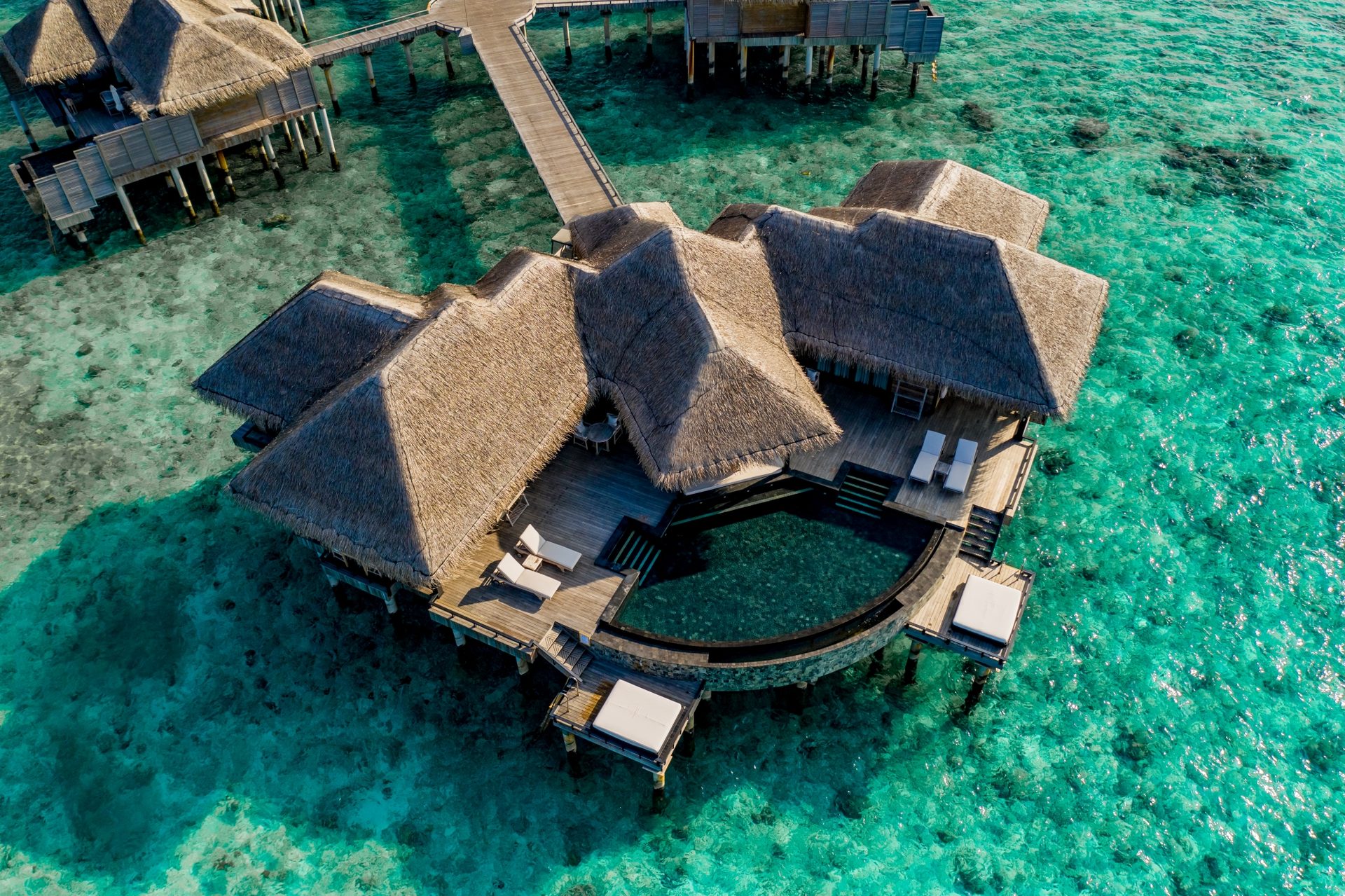Villa sur pilotis au-dessus d’un lagon turquoise