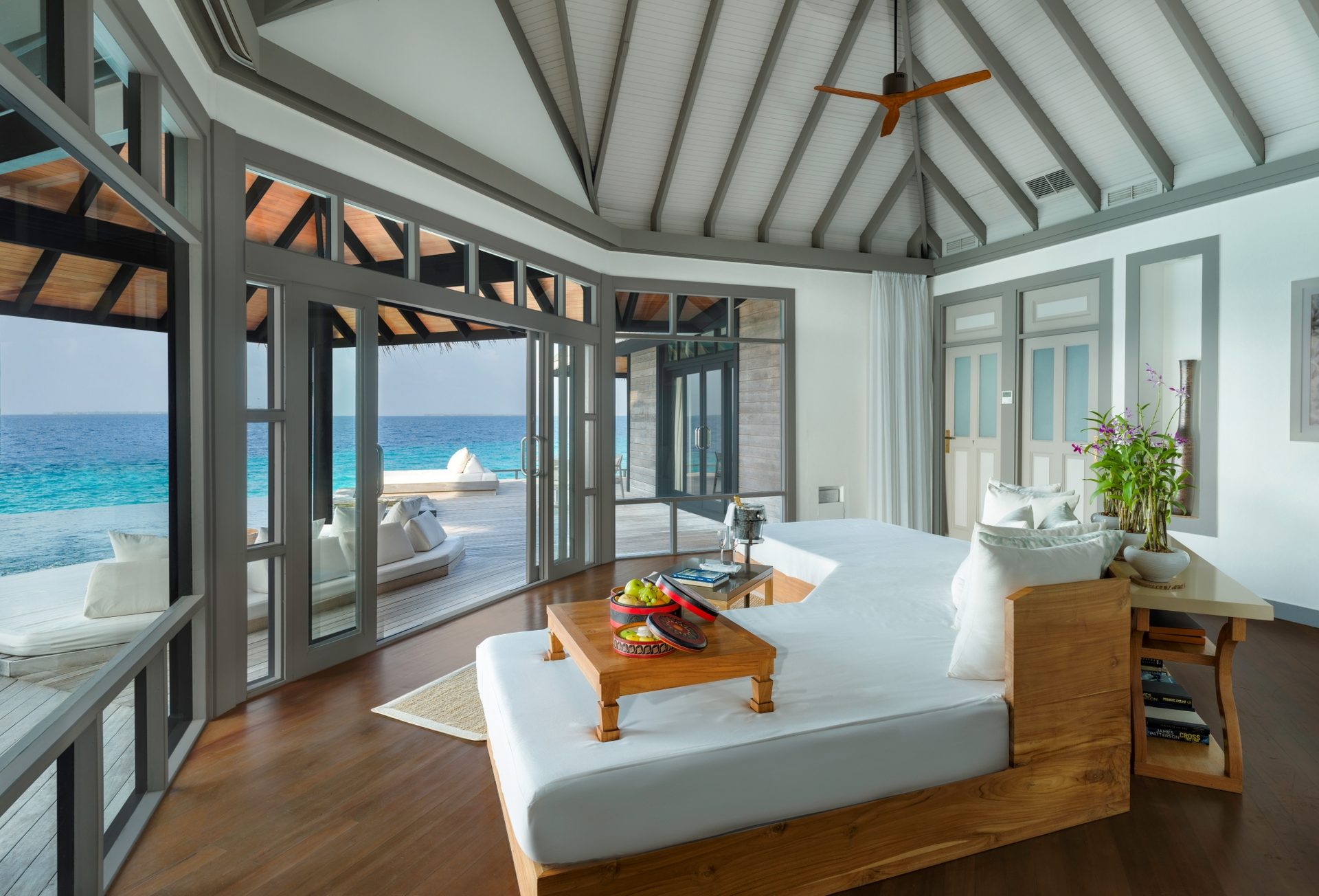Chambre luxueuse avec vue panoramique sur l’océan