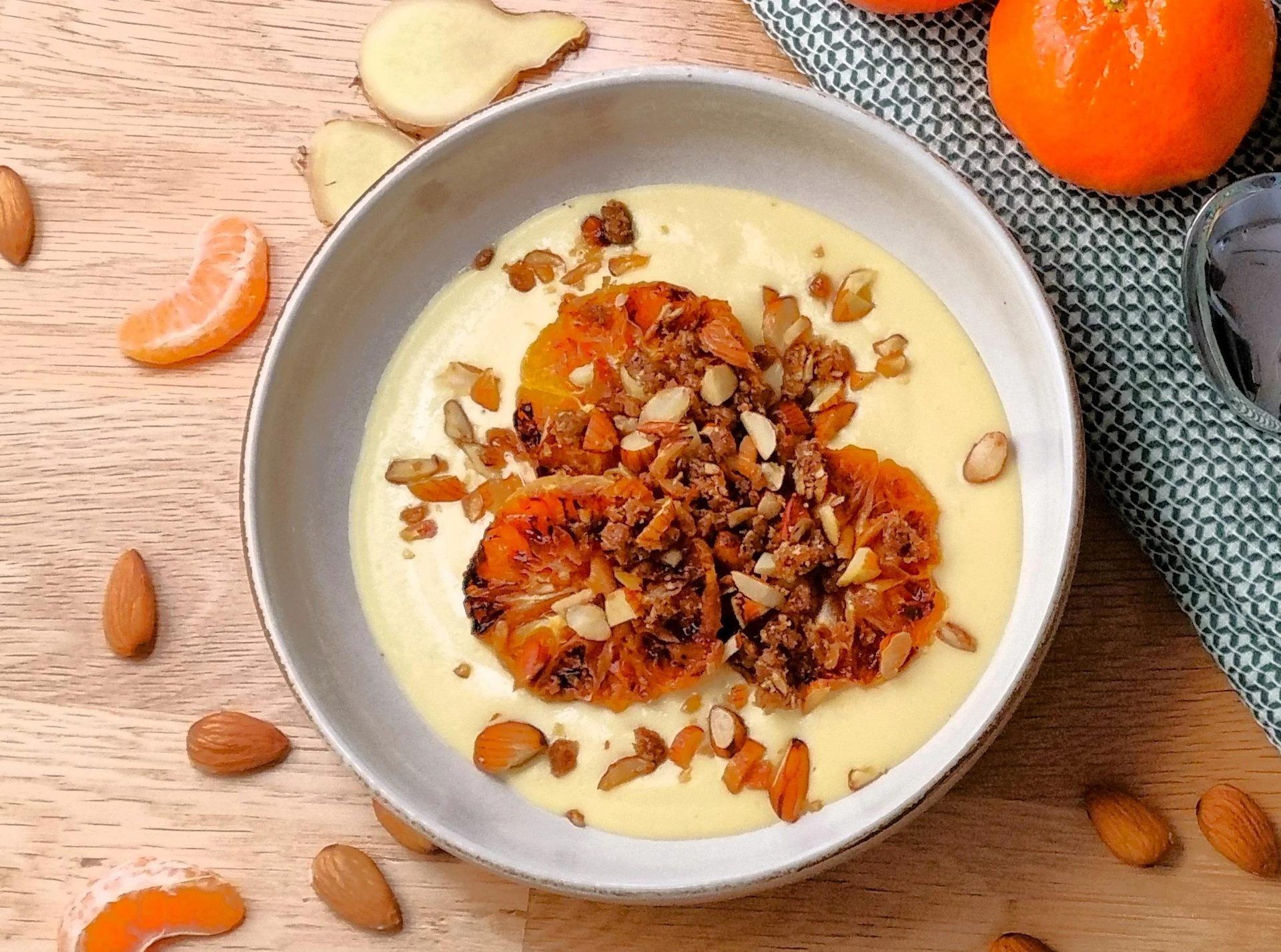 Bol de yaourt aux agrumes, granola et amandes